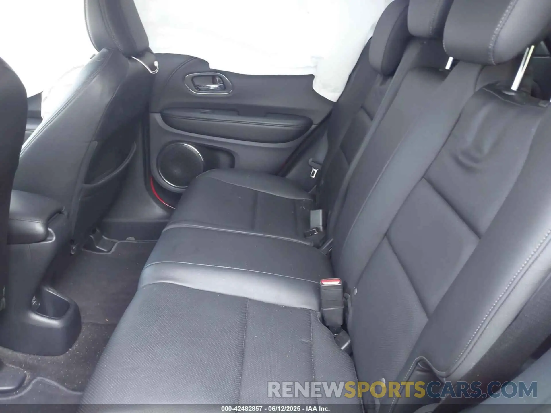 8 Photograph of a damaged car 3CZRU6H76LM729633 HONDA HR-V 2020