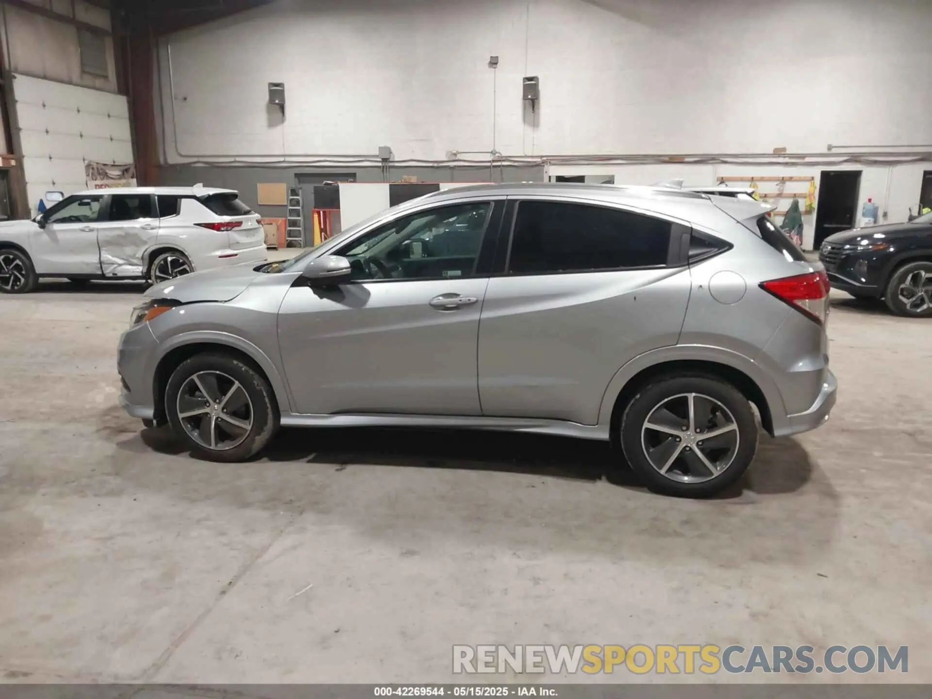14 Photograph of a damaged car 3CZRU6H96LM708203 HONDA HR-V 2020