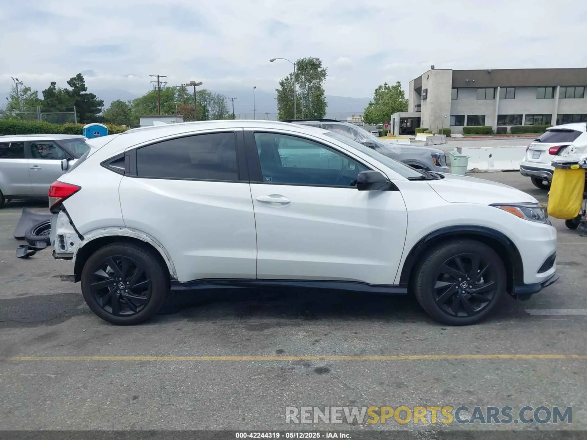 14 Photograph of a damaged car 3CZRU5H15MM725984 HONDA HR-V 2021