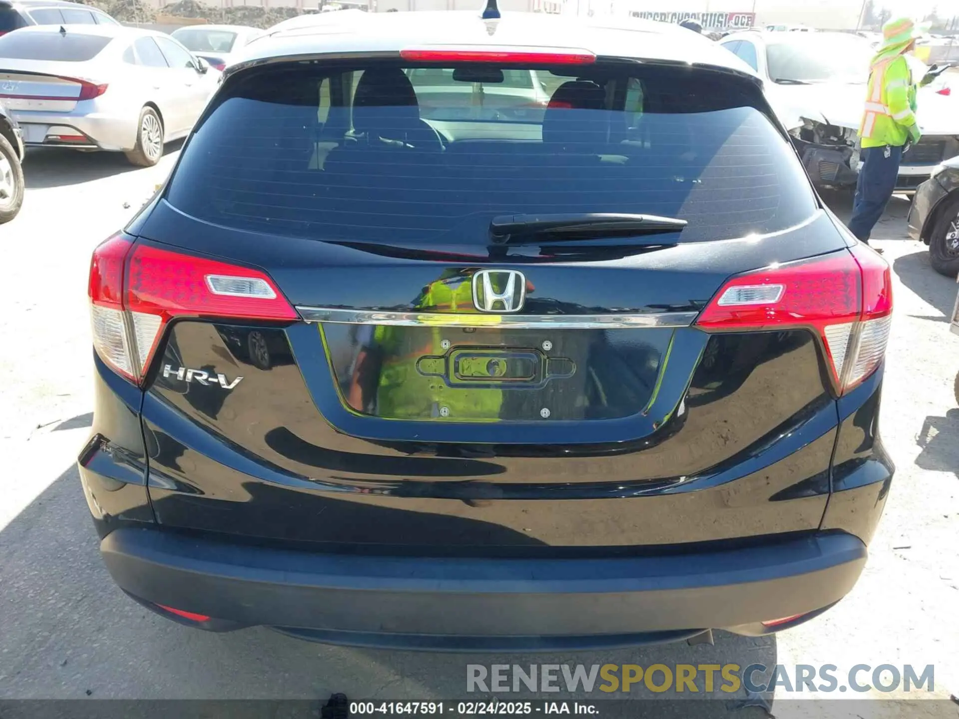17 Photograph of a damaged car 3CZRU5H32MM724941 HONDA HR-V 2021