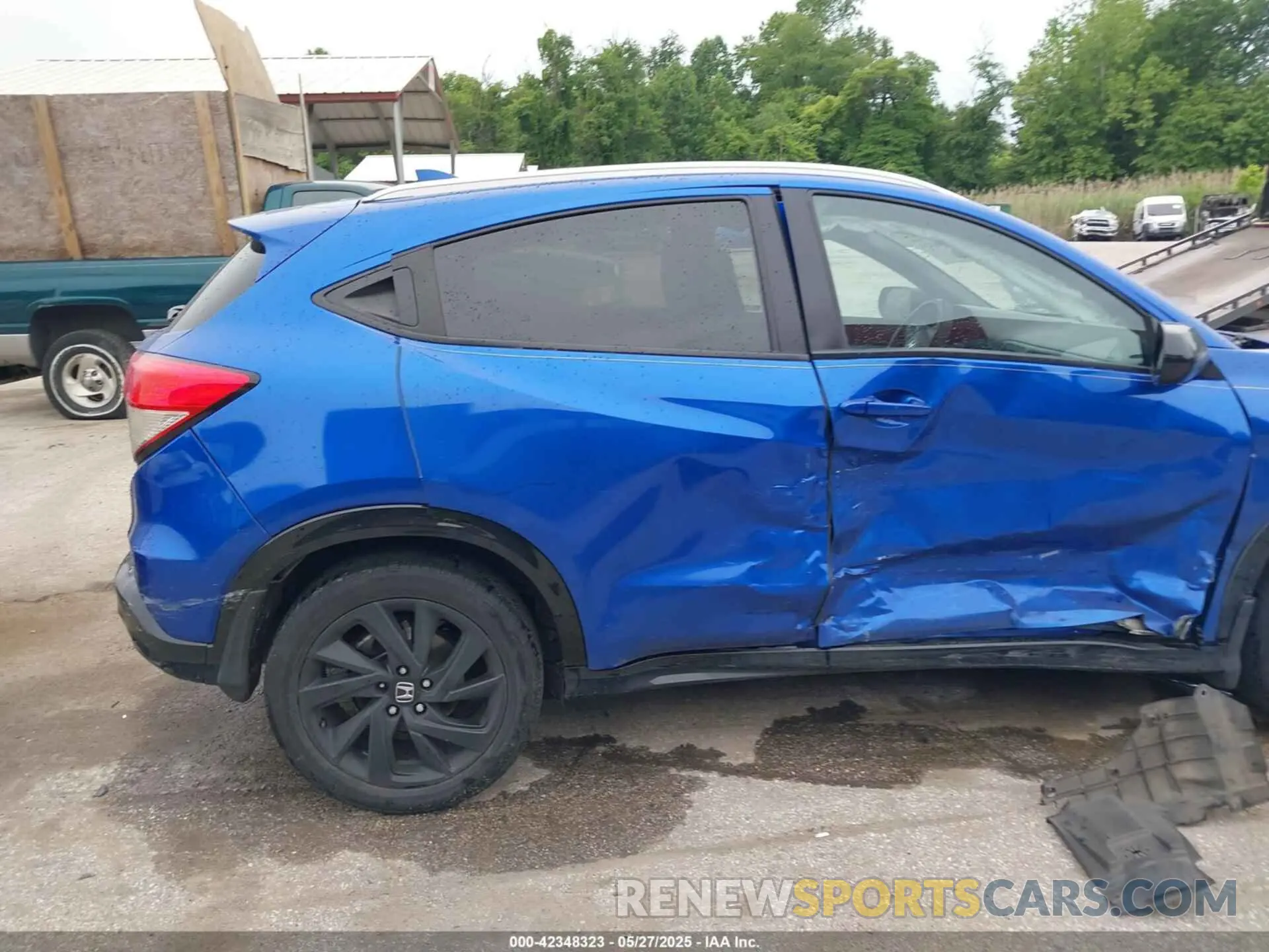 17 Photograph of a damaged car 3CZRU6H1XMM747601 HONDA HR-V 2021