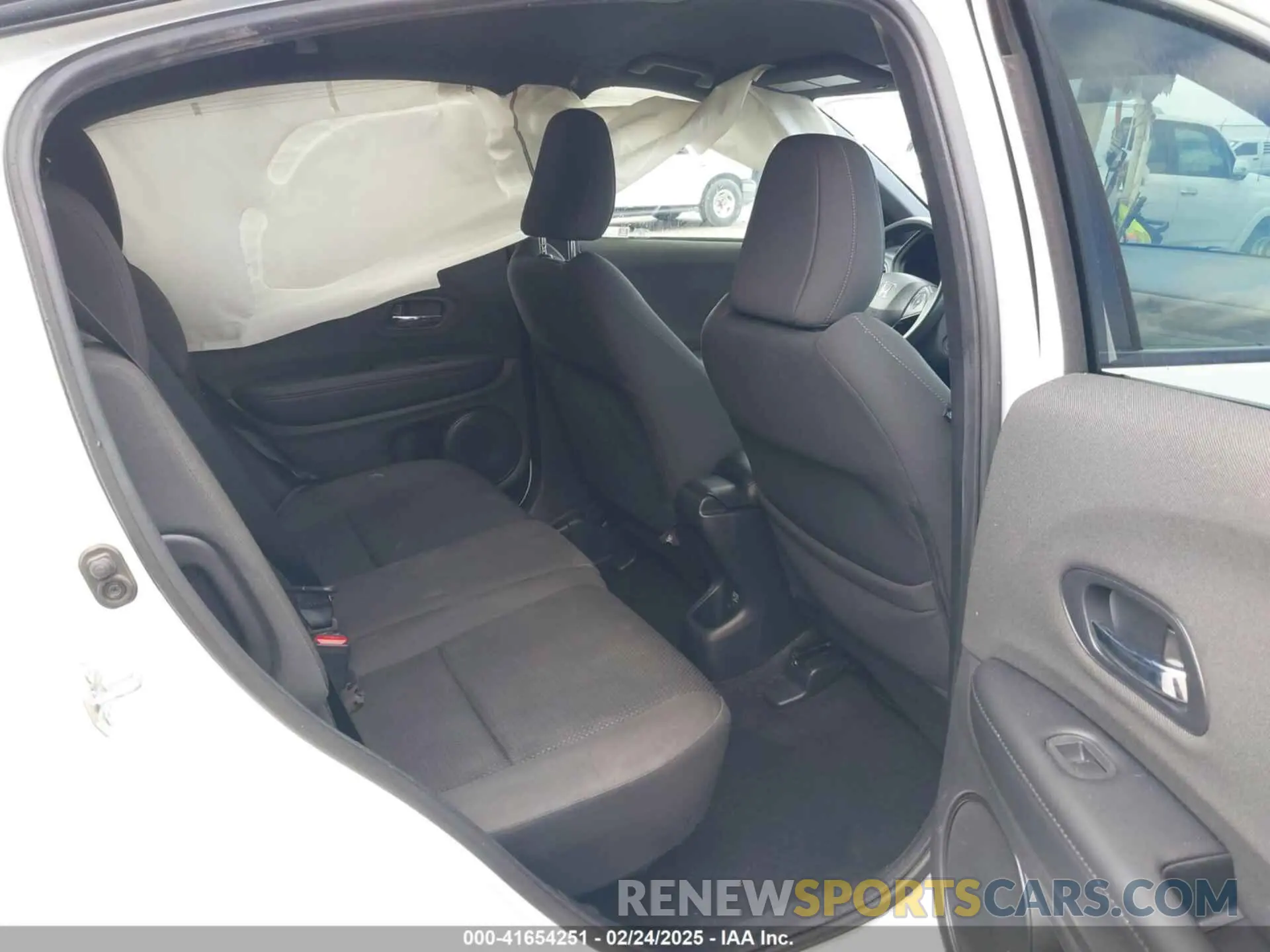 8 Photograph of a damaged car 3CZRU5H16NM742181 HONDA HR-V 2022