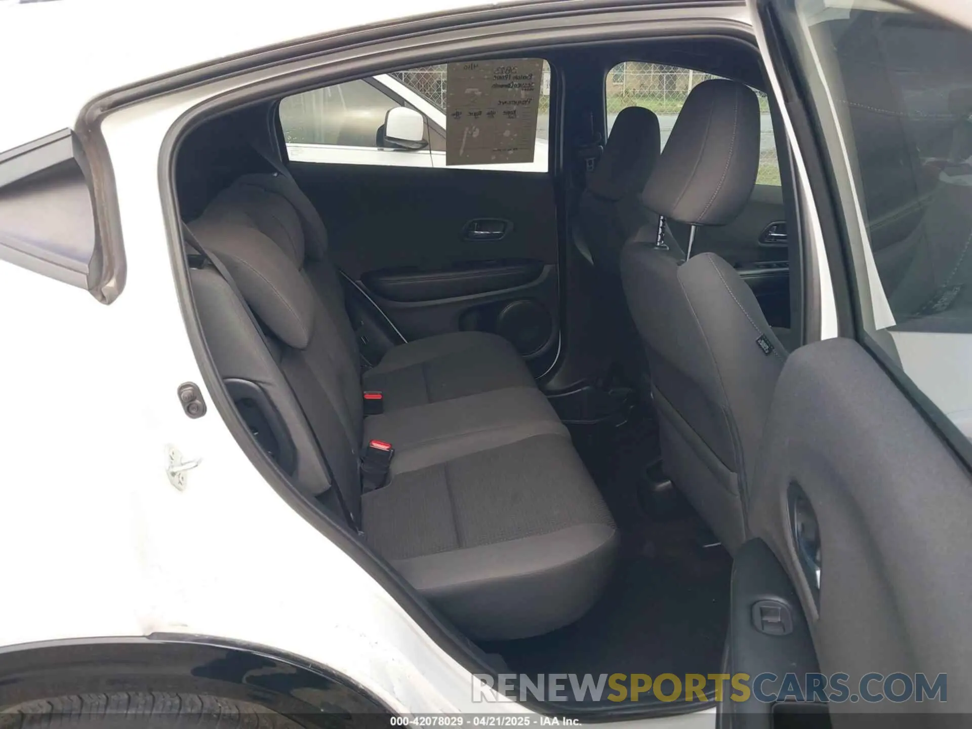 8 Photograph of a damaged car 3CZRU5H17NM700876 HONDA HR-V 2022