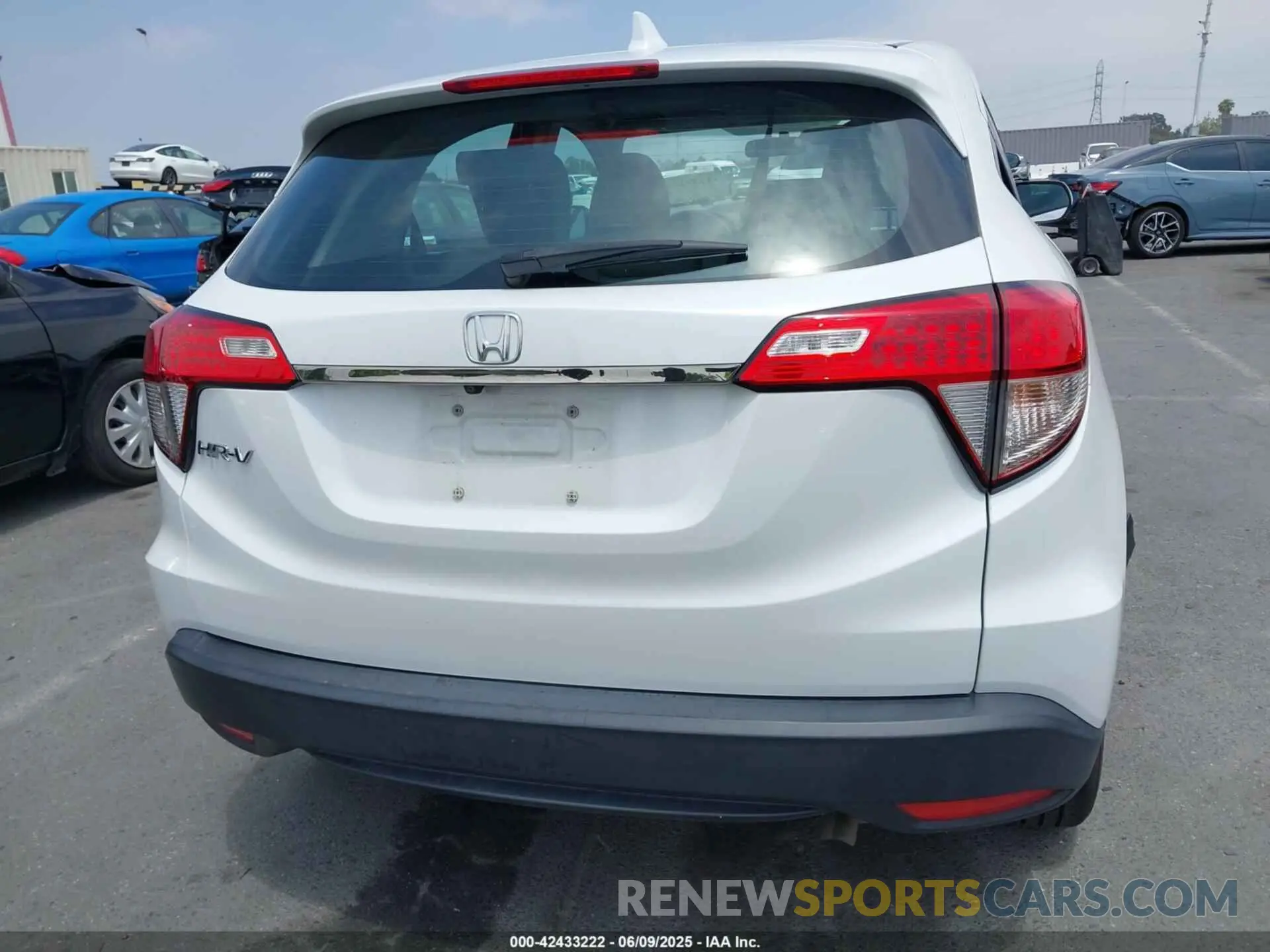 17 Photograph of a damaged car 3CZRU5H31NM731526 HONDA HR-V 2022