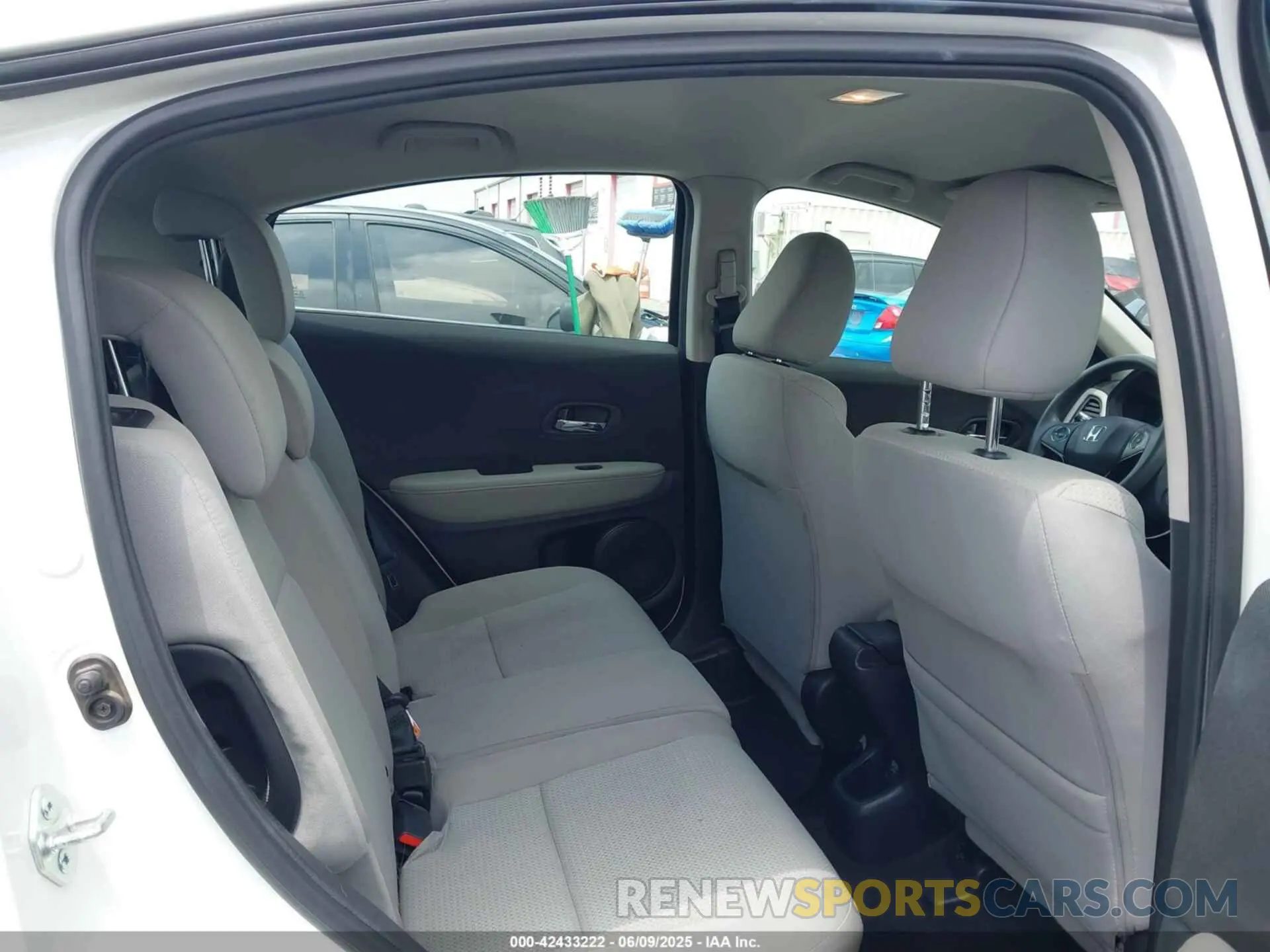 8 Photograph of a damaged car 3CZRU5H31NM731526 HONDA HR-V 2022