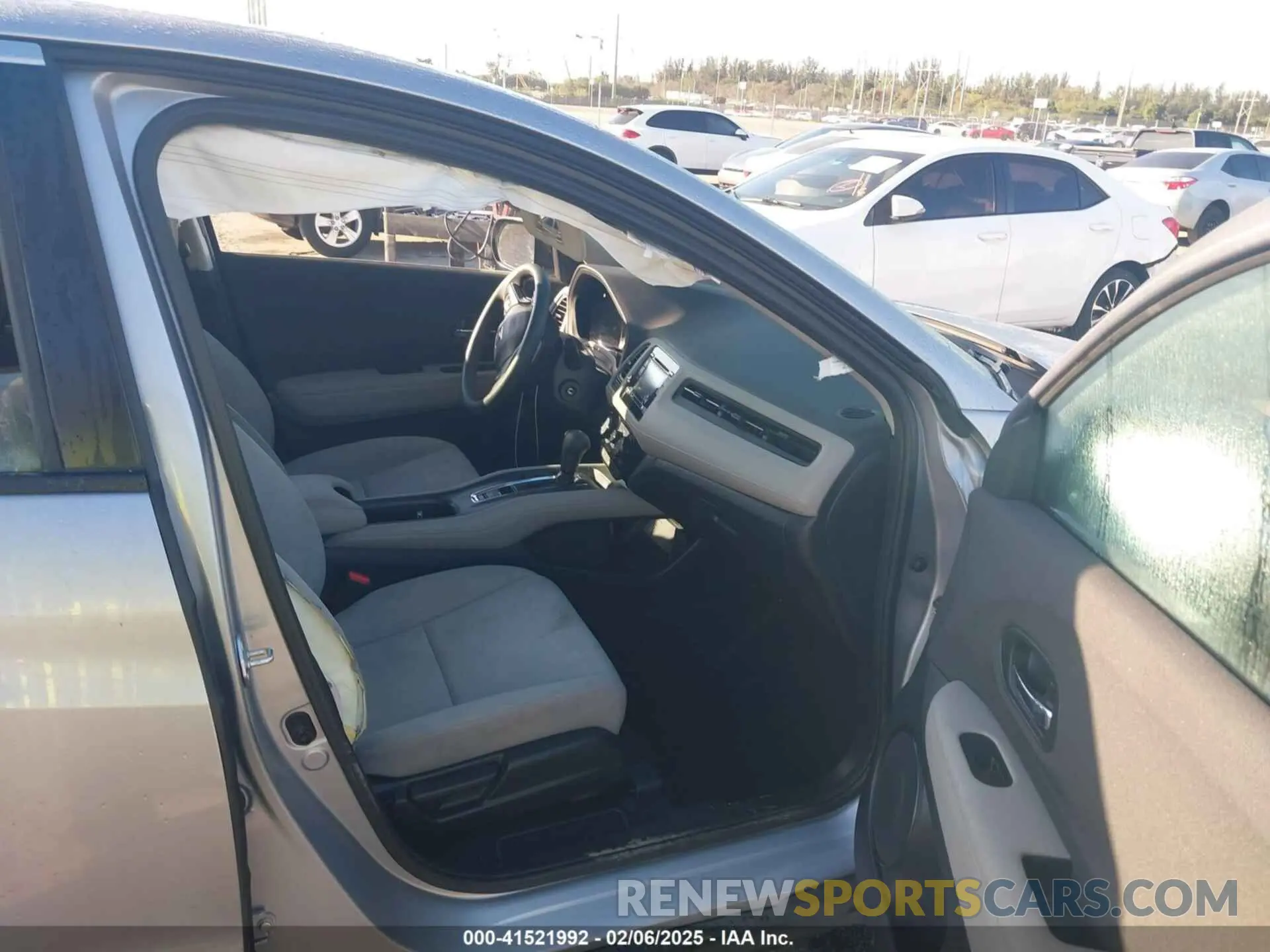 5 Photograph of a damaged car 3CZRU5H33NM709544 HONDA HR-V 2022