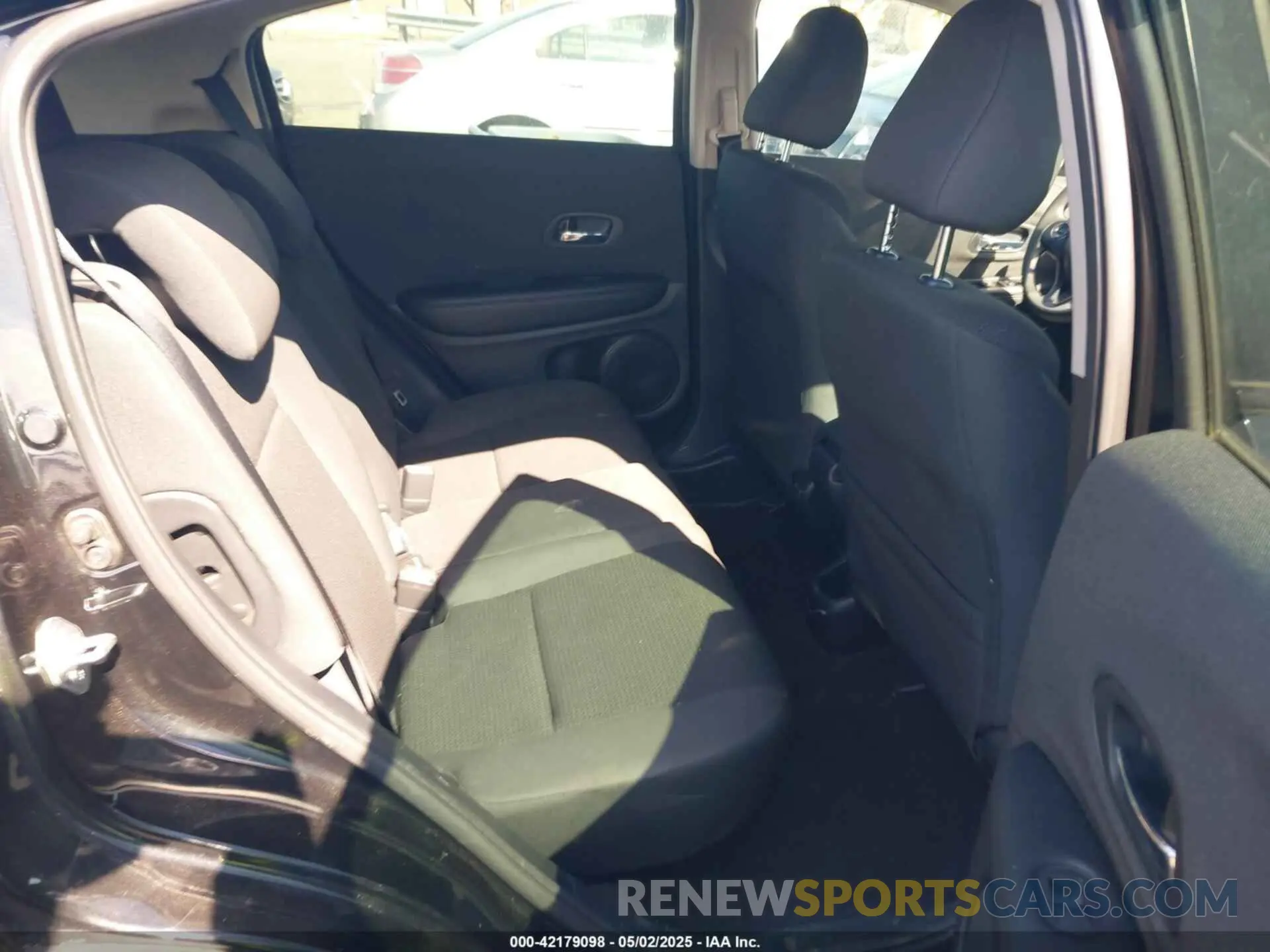 8 Photograph of a damaged car 3CZRU5H33NM717434 HONDA HR-V 2022