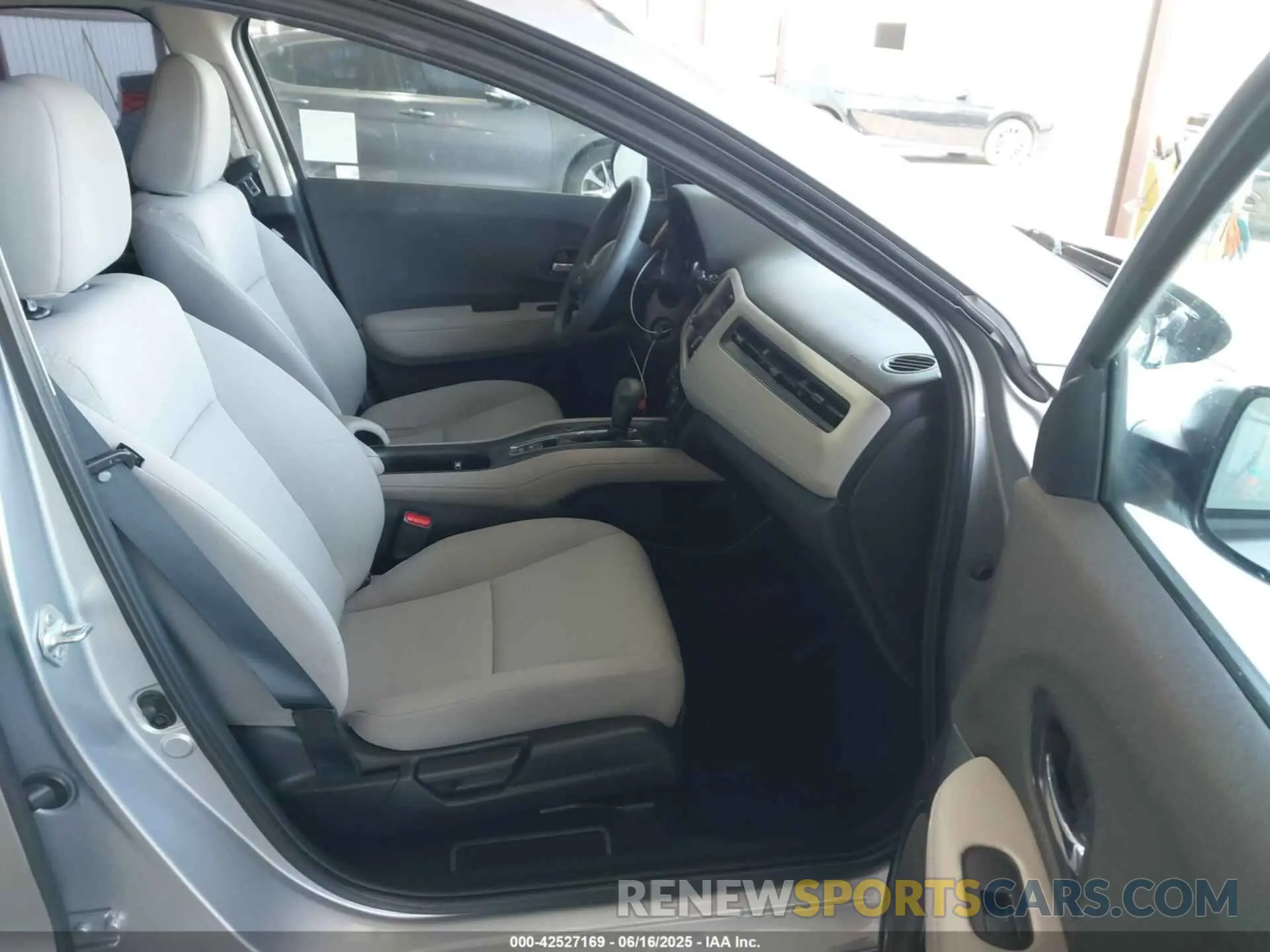 5 Photograph of a damaged car 3CZRU5H36NM720523 HONDA HR-V 2022