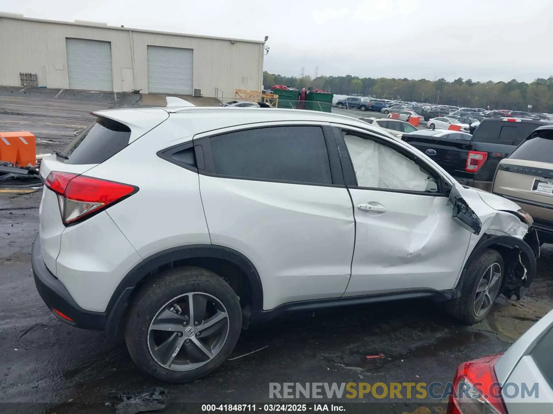 13 Photograph of a damaged car 3CZRU5H57NM733220 HONDA HR-V 2022