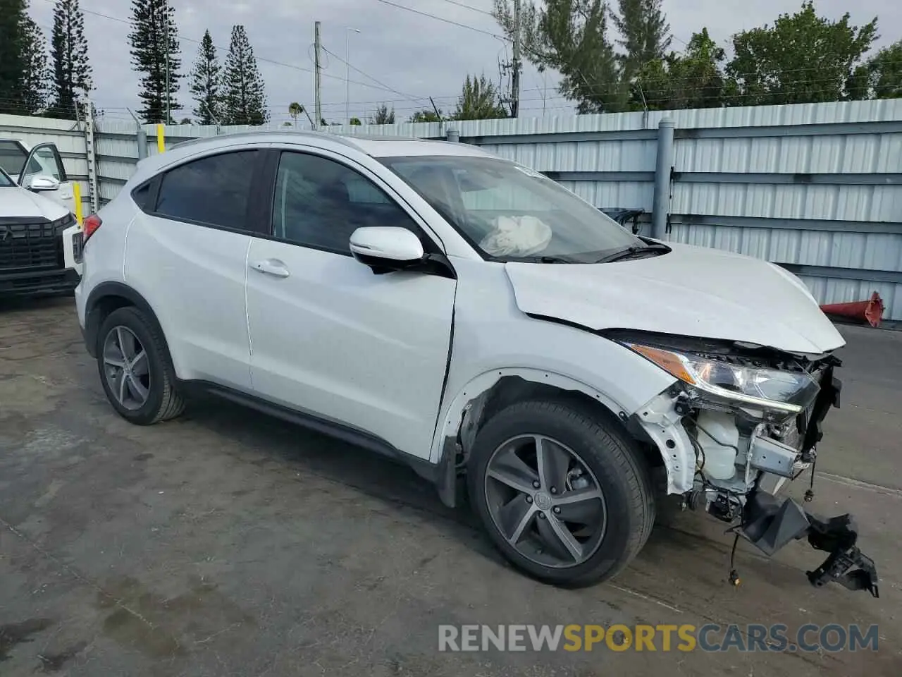 4 Photograph of a damaged car 3CZRU5H59NM739021 HONDA HR-V 2022
