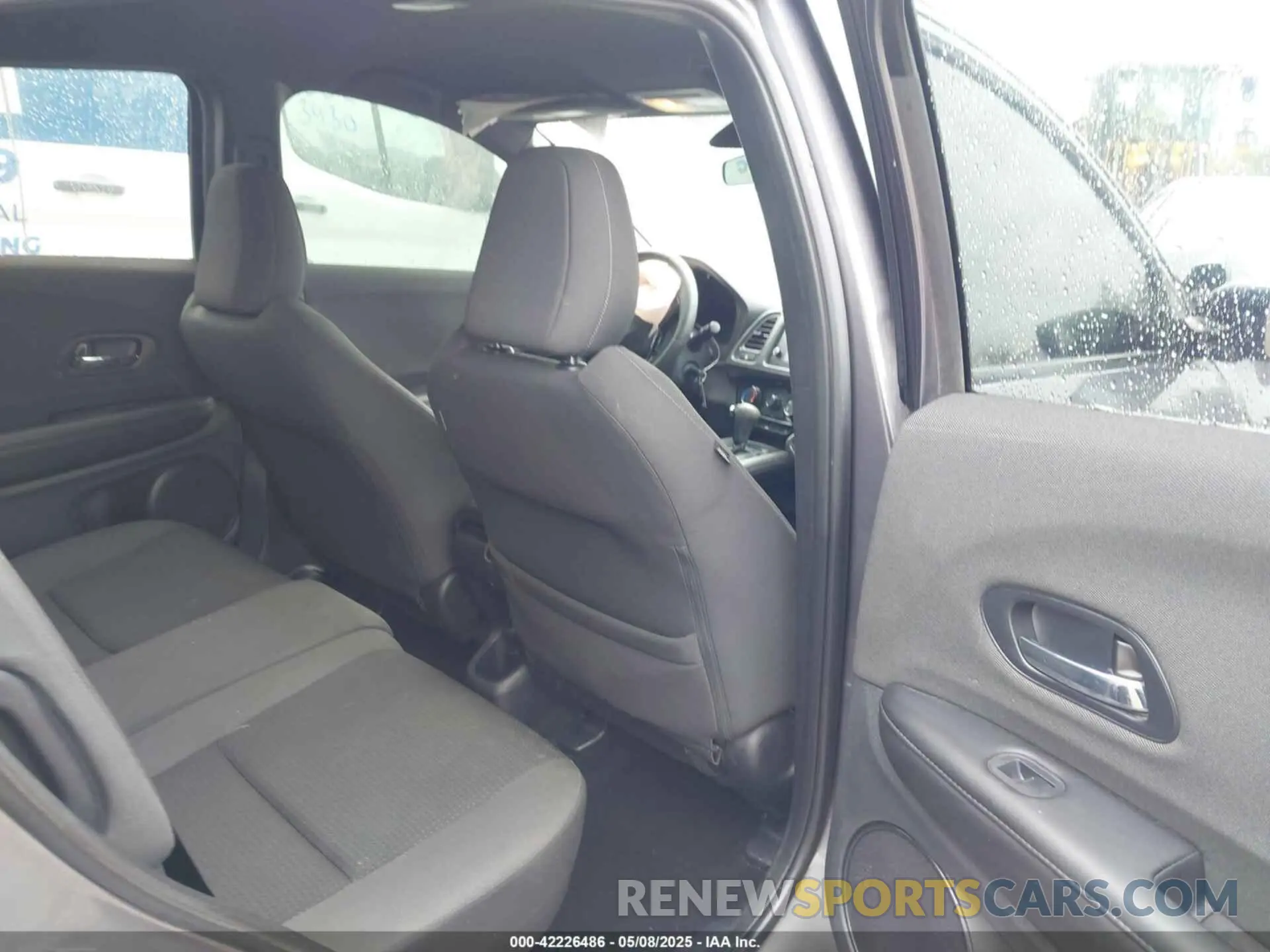 8 Photograph of a damaged car 3CZRU6H11NM736780 HONDA HR-V 2022