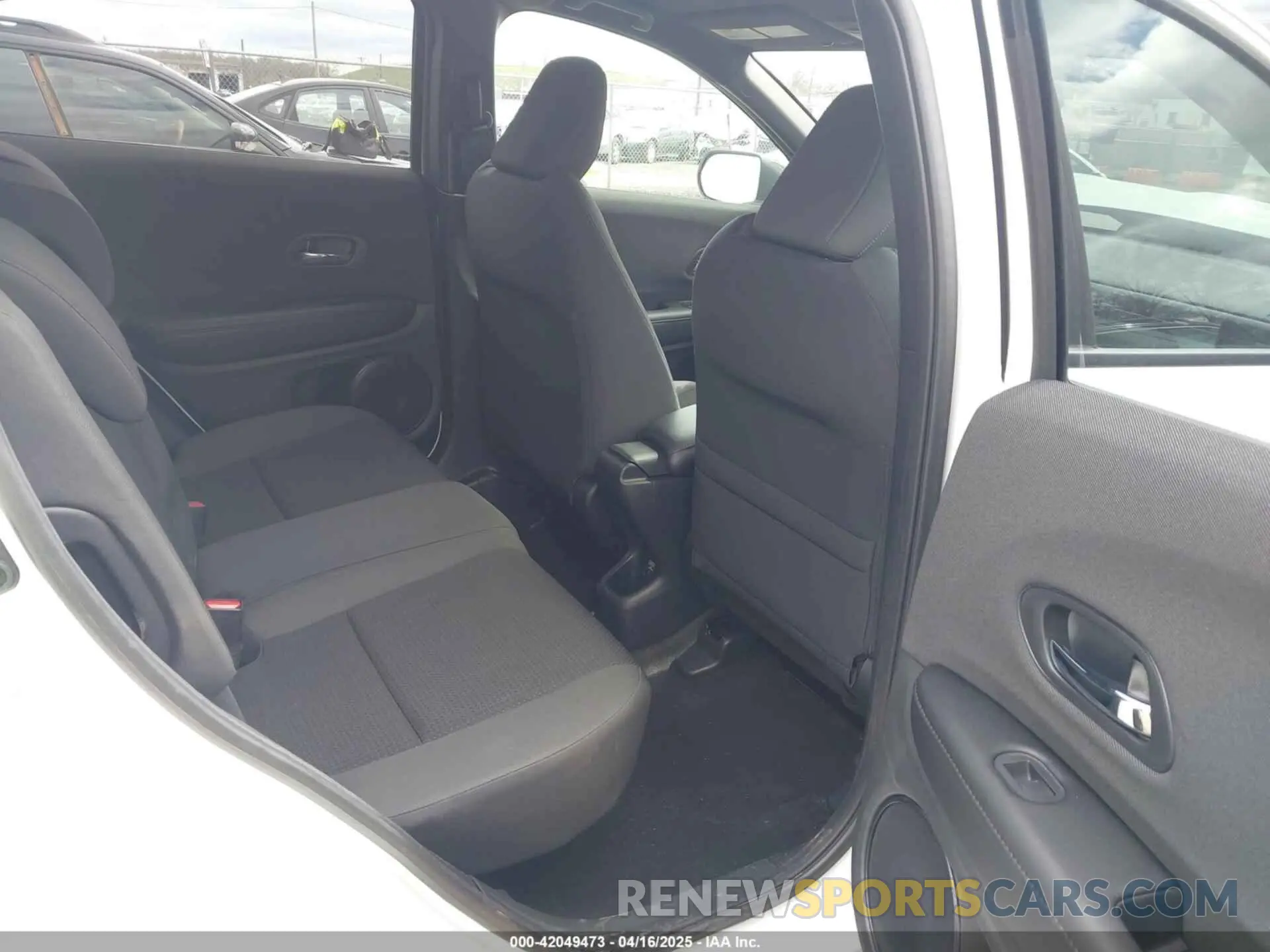 8 Photograph of a damaged car 3CZRU6H15NM755512 HONDA HR-V 2022