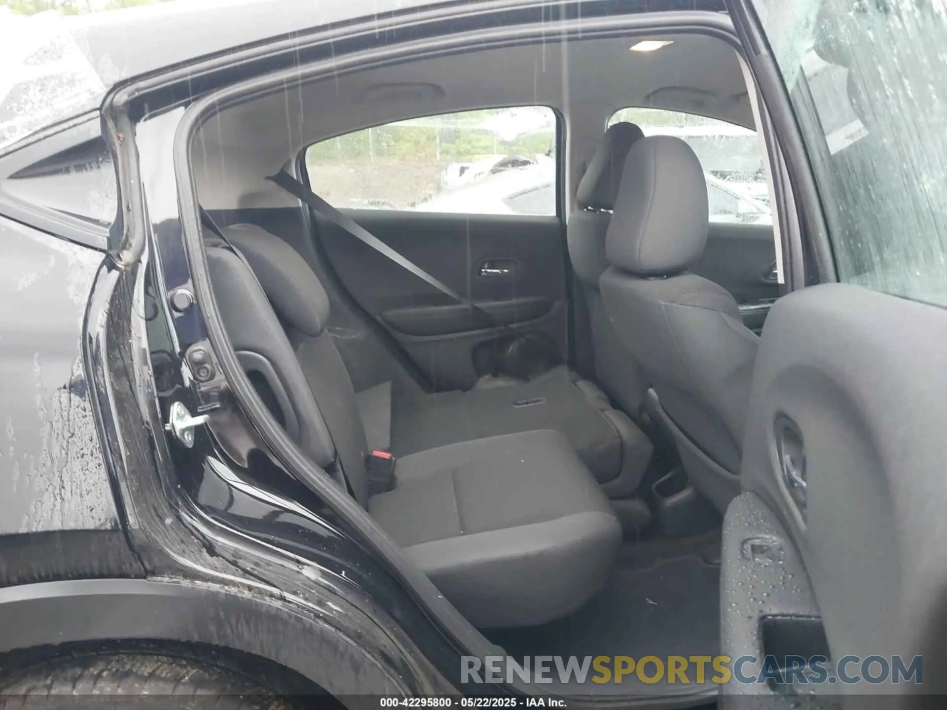 8 Photograph of a damaged car 3CZRU6H33NM770916 HONDA HR-V 2022
