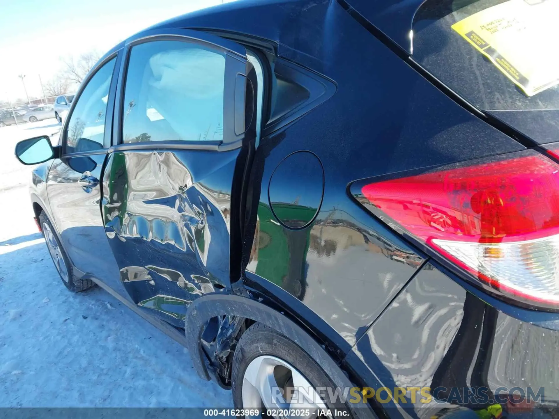 17 Photograph of a damaged car 3CZRU6H34NM766325 HONDA HR-V 2022