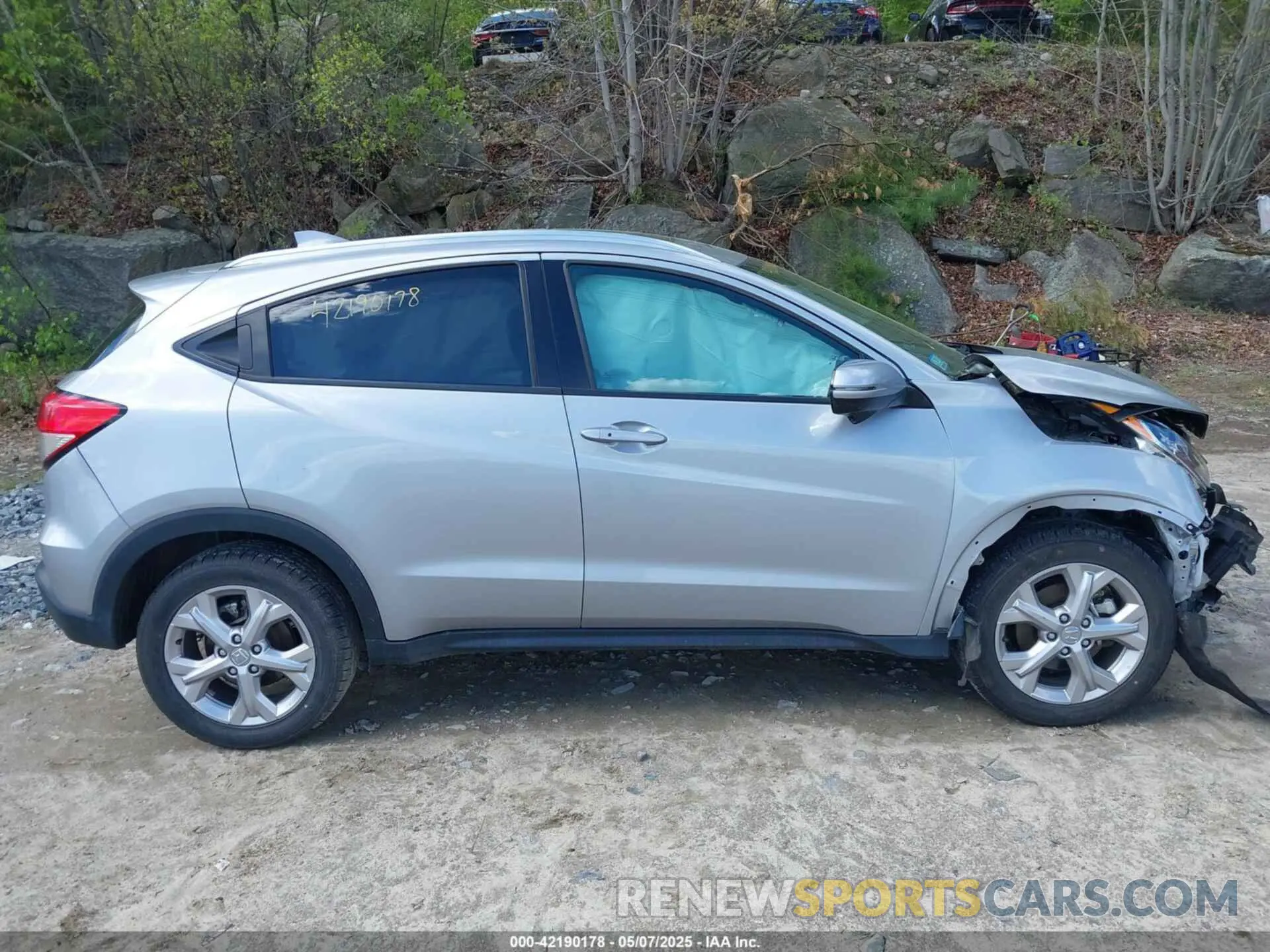 14 Photograph of a damaged car 3CZRU6H52NM758502 HONDA HR-V 2022