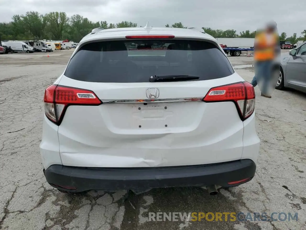 6 Photograph of a damaged car 3CZRU6H58NM702953 HONDA HR-V 2022
