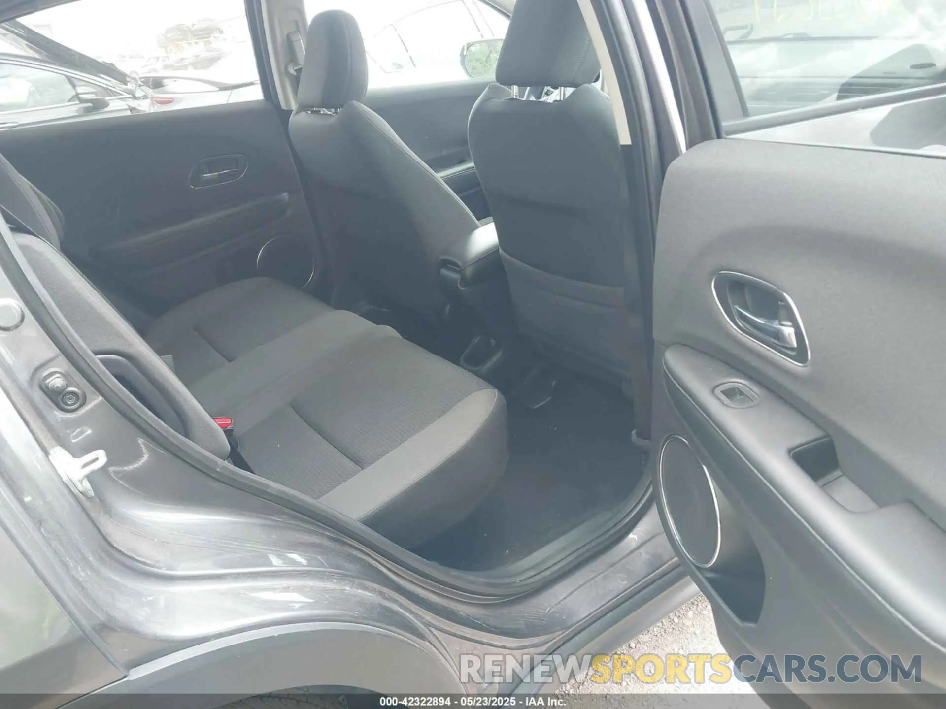 8 Photograph of a damaged car 3CZRU6H59NM764779 HONDA HR-V 2022