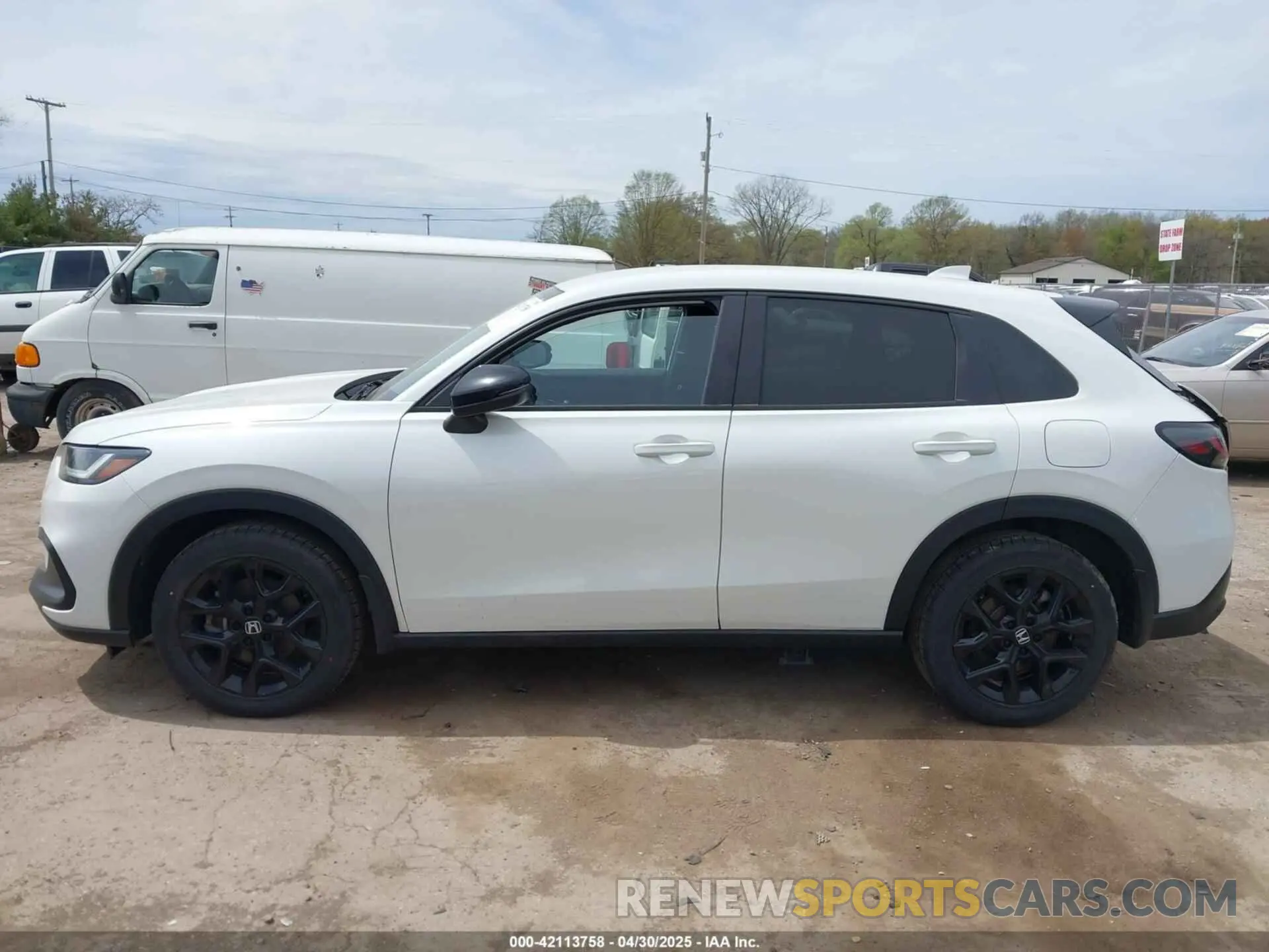 14 Photograph of a damaged car 3CZRZ2H57RM705519 HONDA HR-V 2024