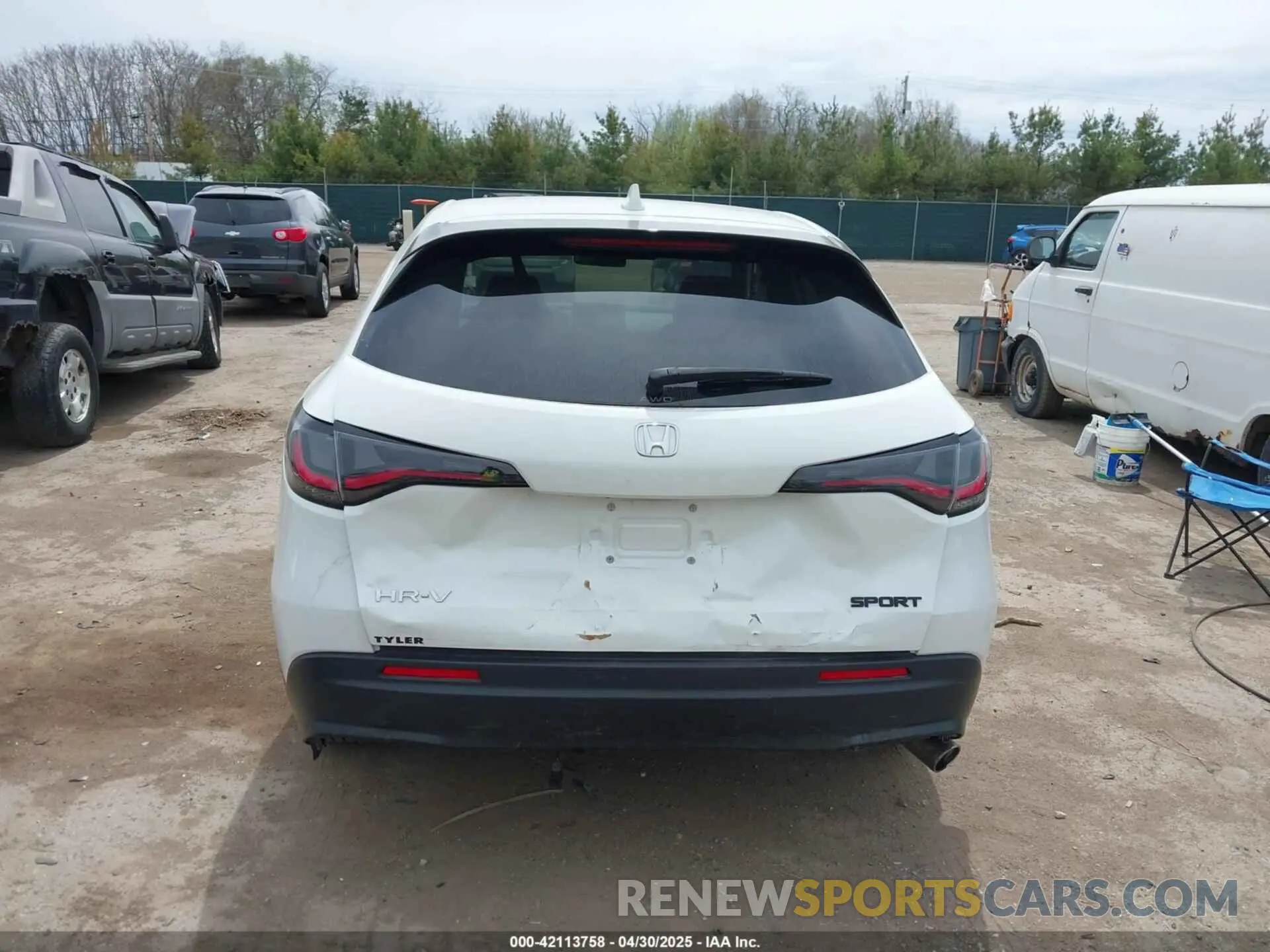 16 Photograph of a damaged car 3CZRZ2H57RM705519 HONDA HR-V 2024