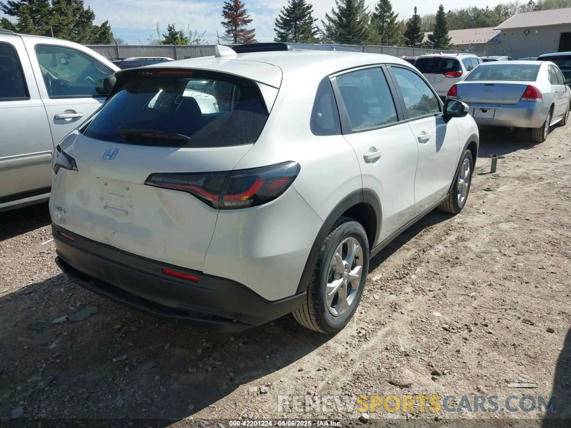 4 Photograph of a damaged car 3CZRZ2H36SM761326 HONDA HR-V 2025