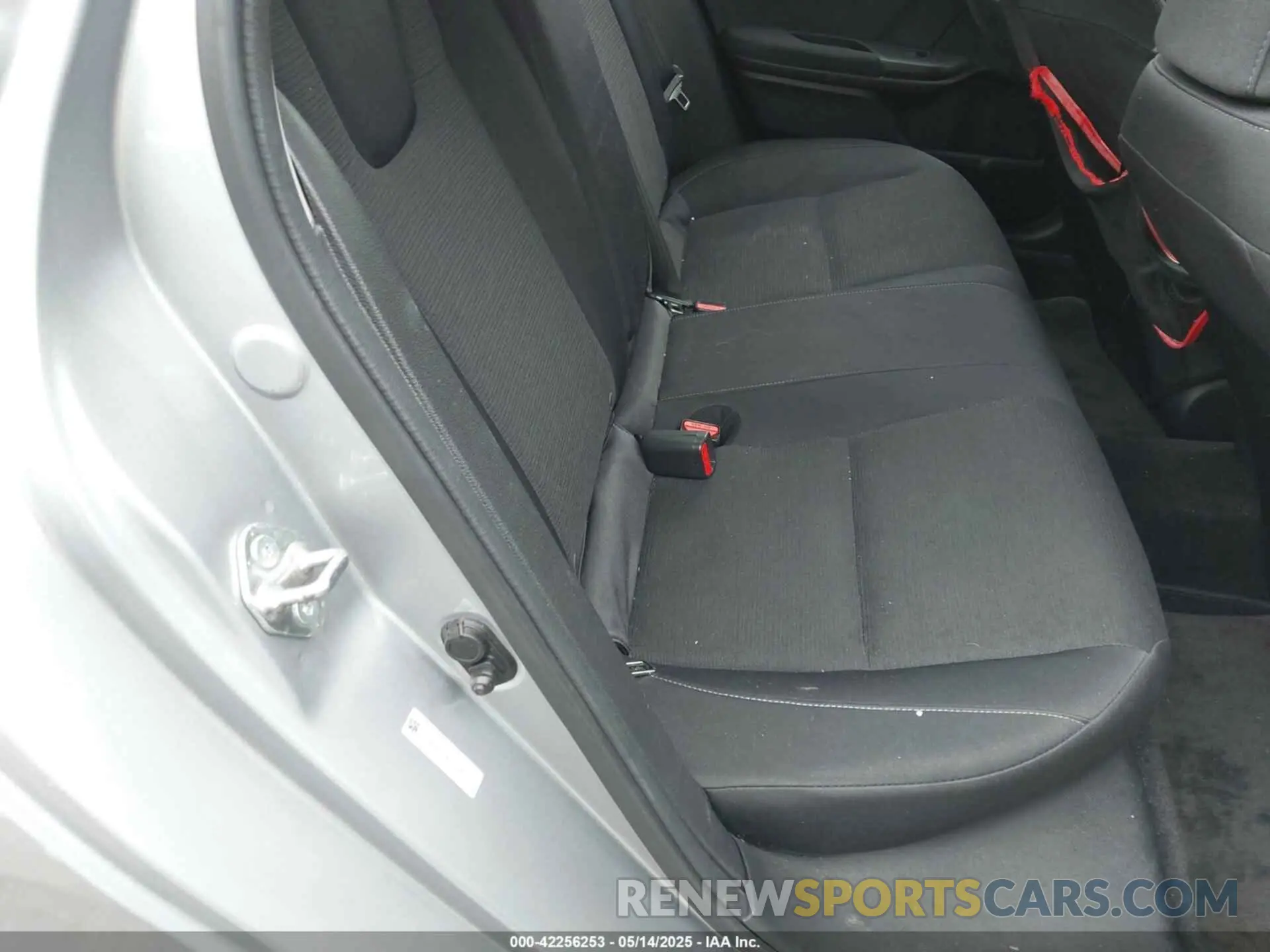 8 Фотография поврежденного автомобиля 19XZE4F57KE009386 HONDA INSIGHT 2019