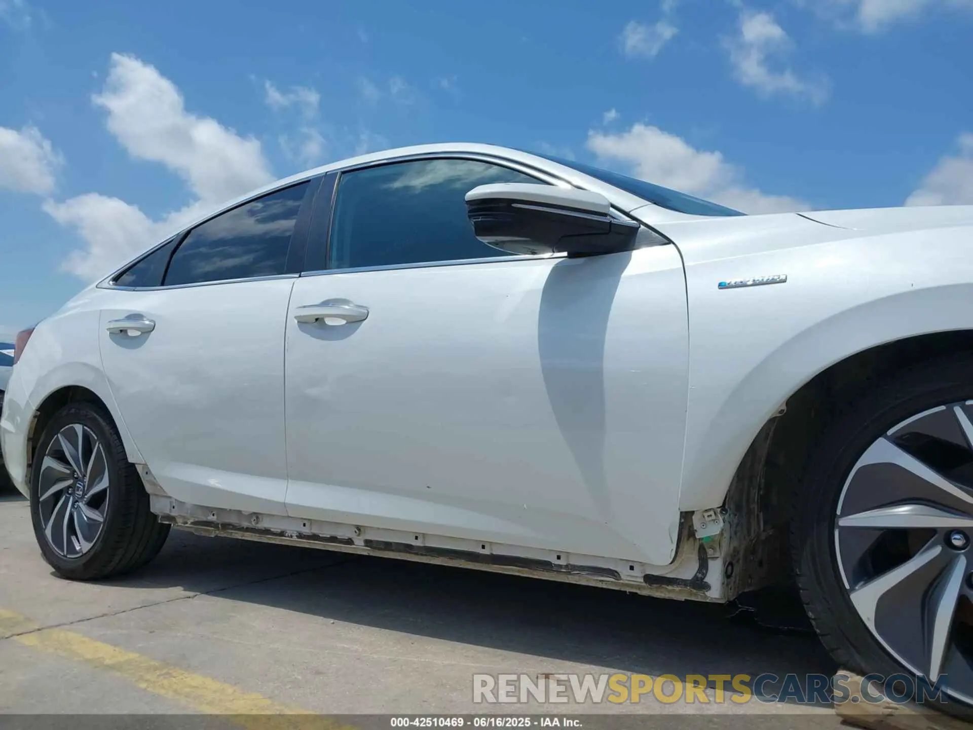 18 Photograph of a damaged car 19XZE4F95KE013732 HONDA INSIGHT 2019