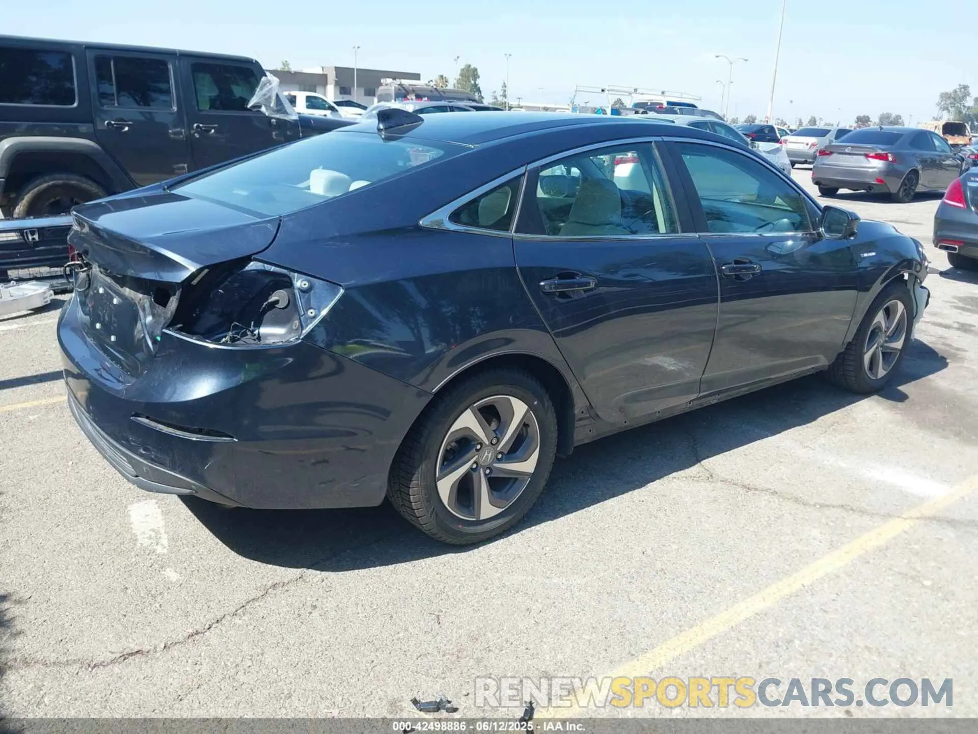 4 Photograph of a damaged car 19XZE4F56LE000020 HONDA INSIGHT 2020