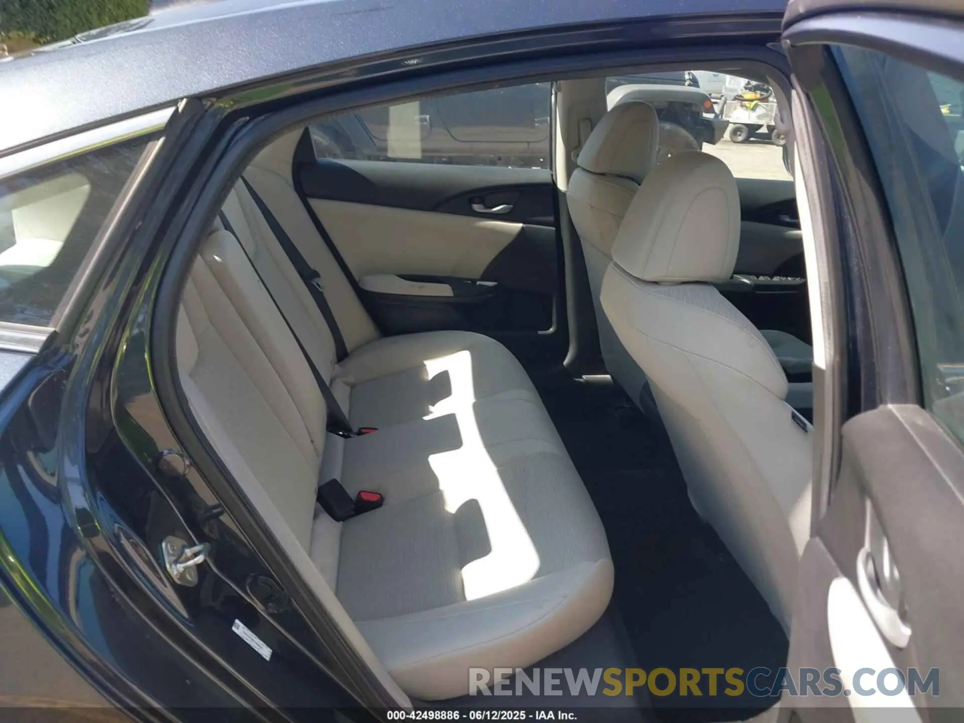 8 Photograph of a damaged car 19XZE4F56LE000020 HONDA INSIGHT 2020