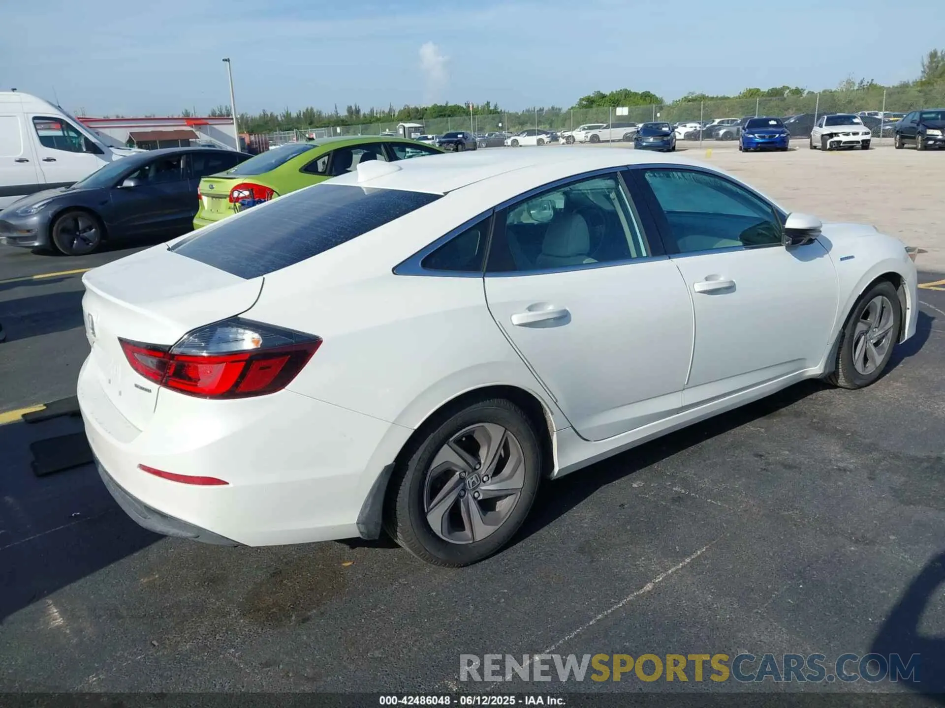 4 Photograph of a damaged car 19XZE4F58LE009155 HONDA INSIGHT 2020