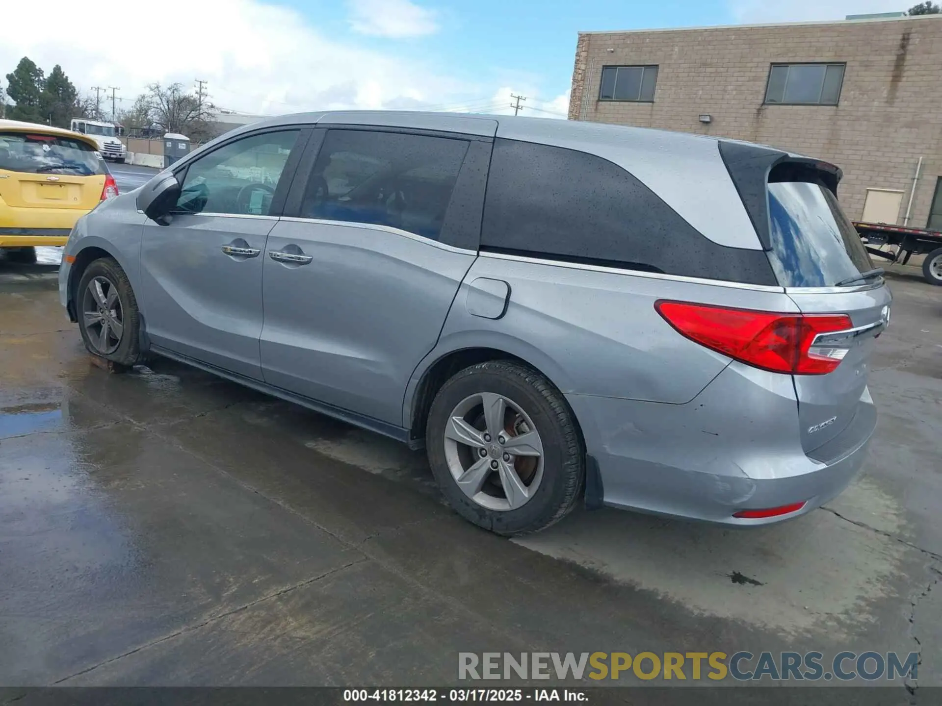 3 Photograph of a damaged car 5FNRL6H71KB043172 HONDA ODYSSEY 2019