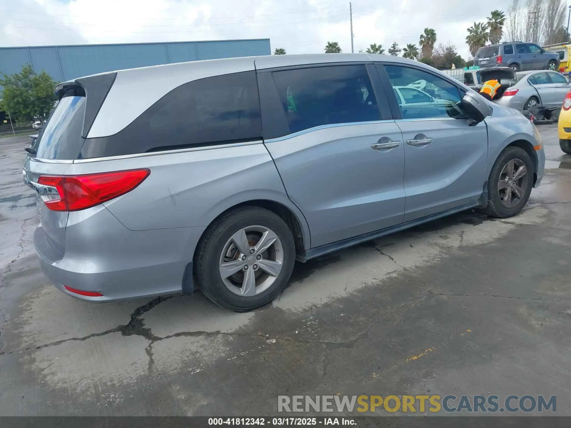 4 Photograph of a damaged car 5FNRL6H71KB043172 HONDA ODYSSEY 2019