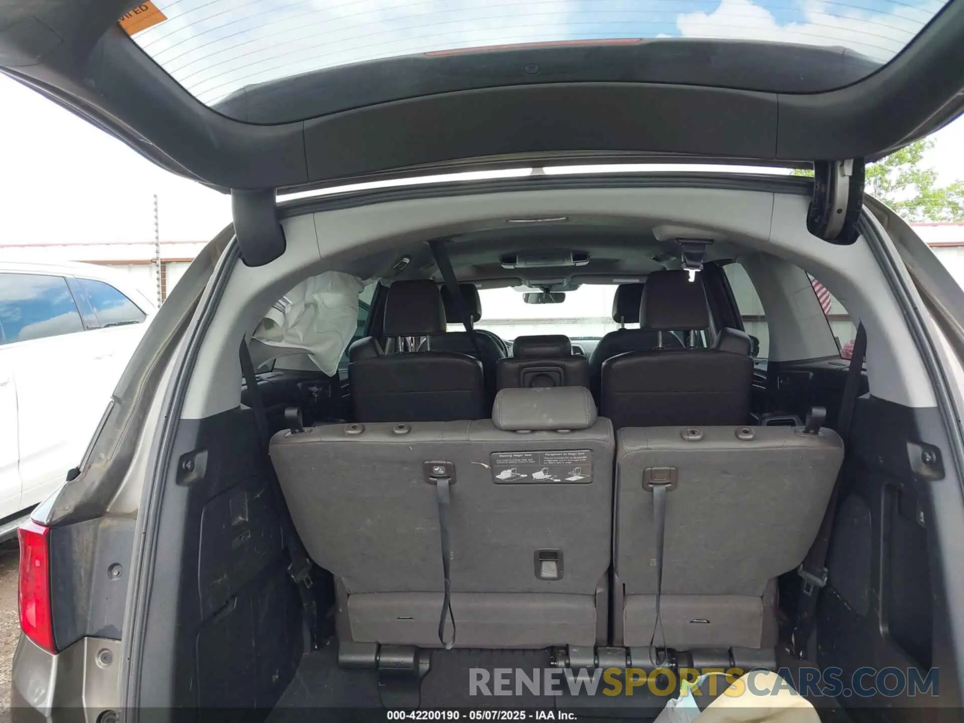 12 Photograph of a damaged car 5FNRL6H81KB038790 HONDA ODYSSEY 2019