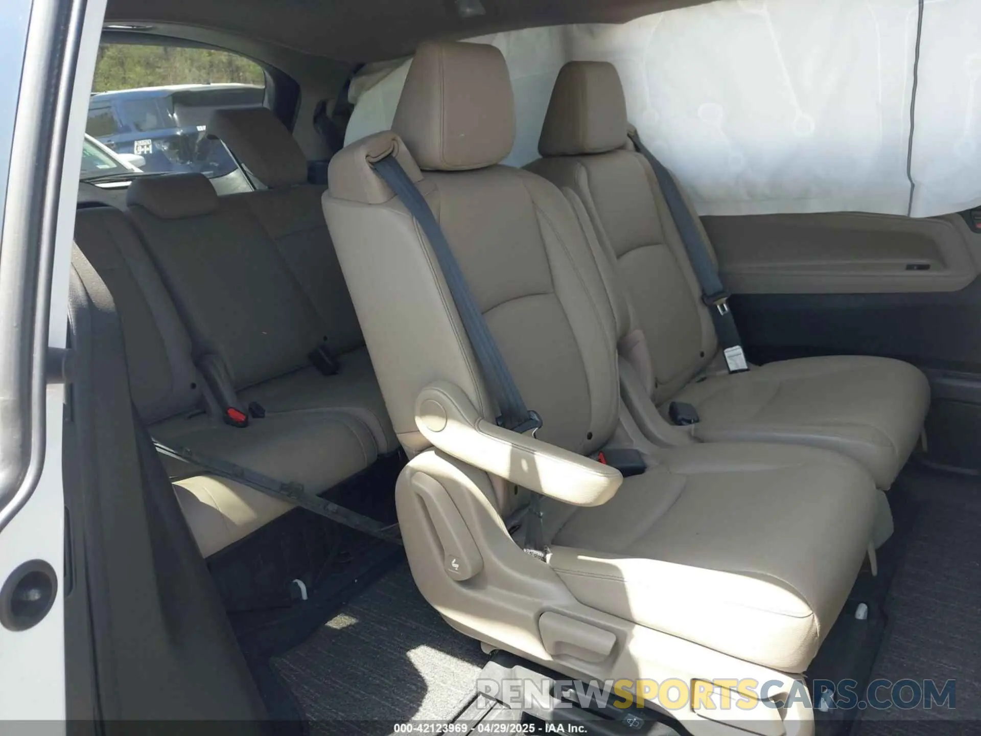 8 Photograph of a damaged car 5FNRL6H70NB061716 HONDA ODYSSEY 2022