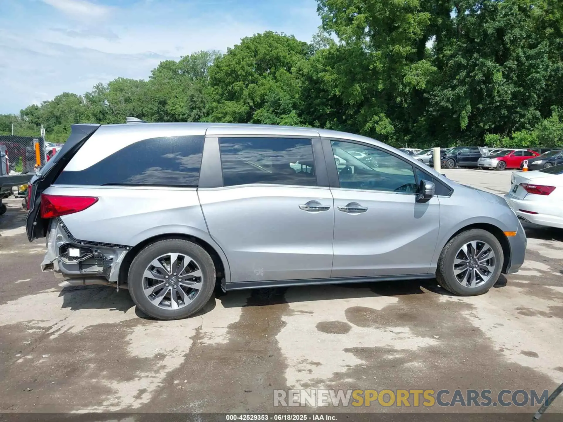 14 Photograph of a damaged car 5FNRL6H69RB032969 HONDA ODYSSEY 2024