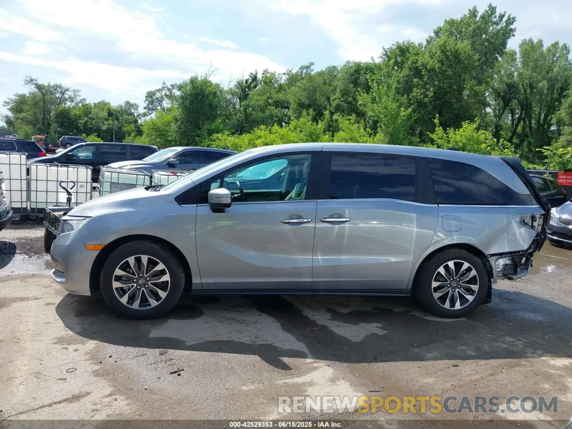 15 Photograph of a damaged car 5FNRL6H69RB032969 HONDA ODYSSEY 2024