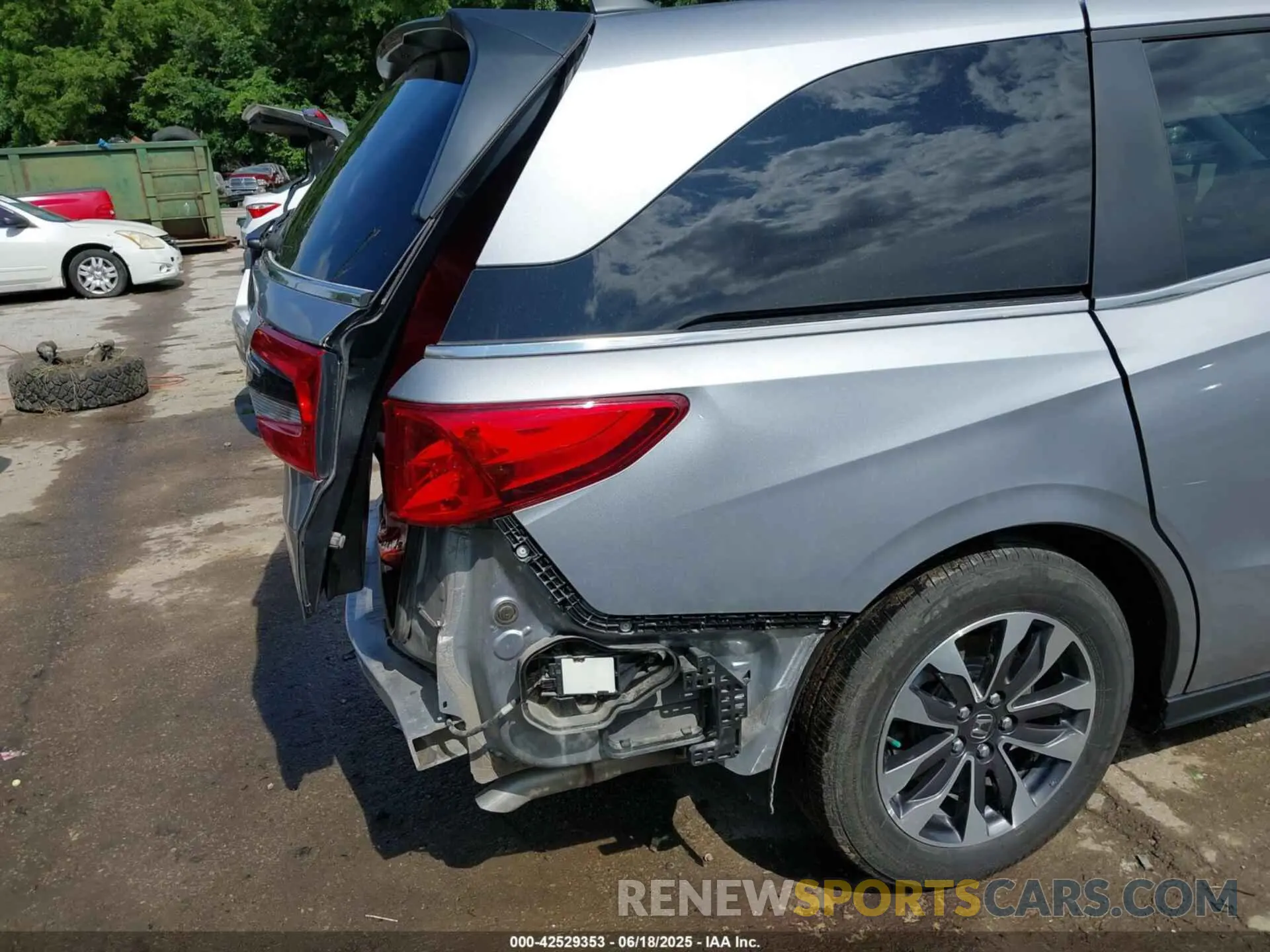 21 Photograph of a damaged car 5FNRL6H69RB032969 HONDA ODYSSEY 2024