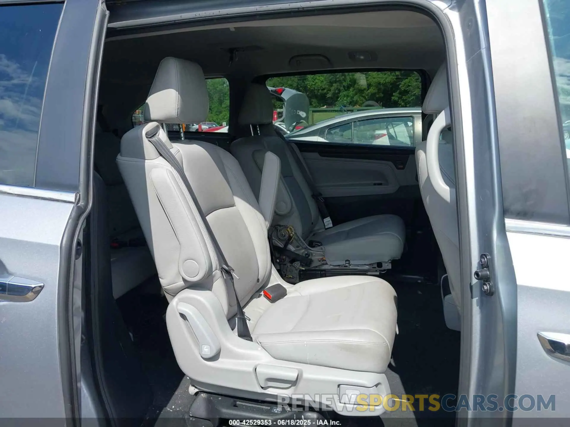 8 Photograph of a damaged car 5FNRL6H69RB032969 HONDA ODYSSEY 2024