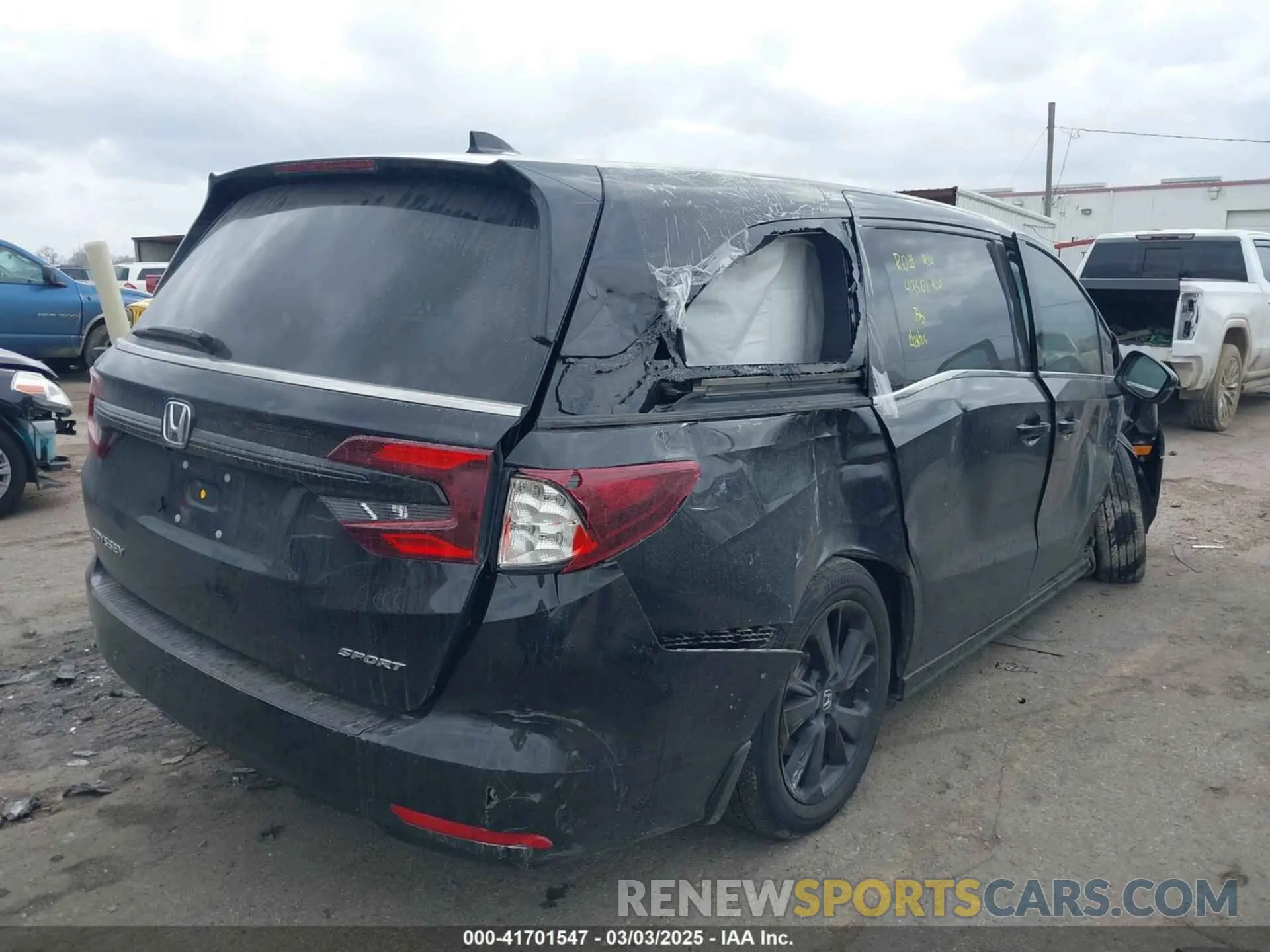 4 Photograph of a damaged car 5FNRL6H75RB056176 HONDA ODYSSEY 2024
