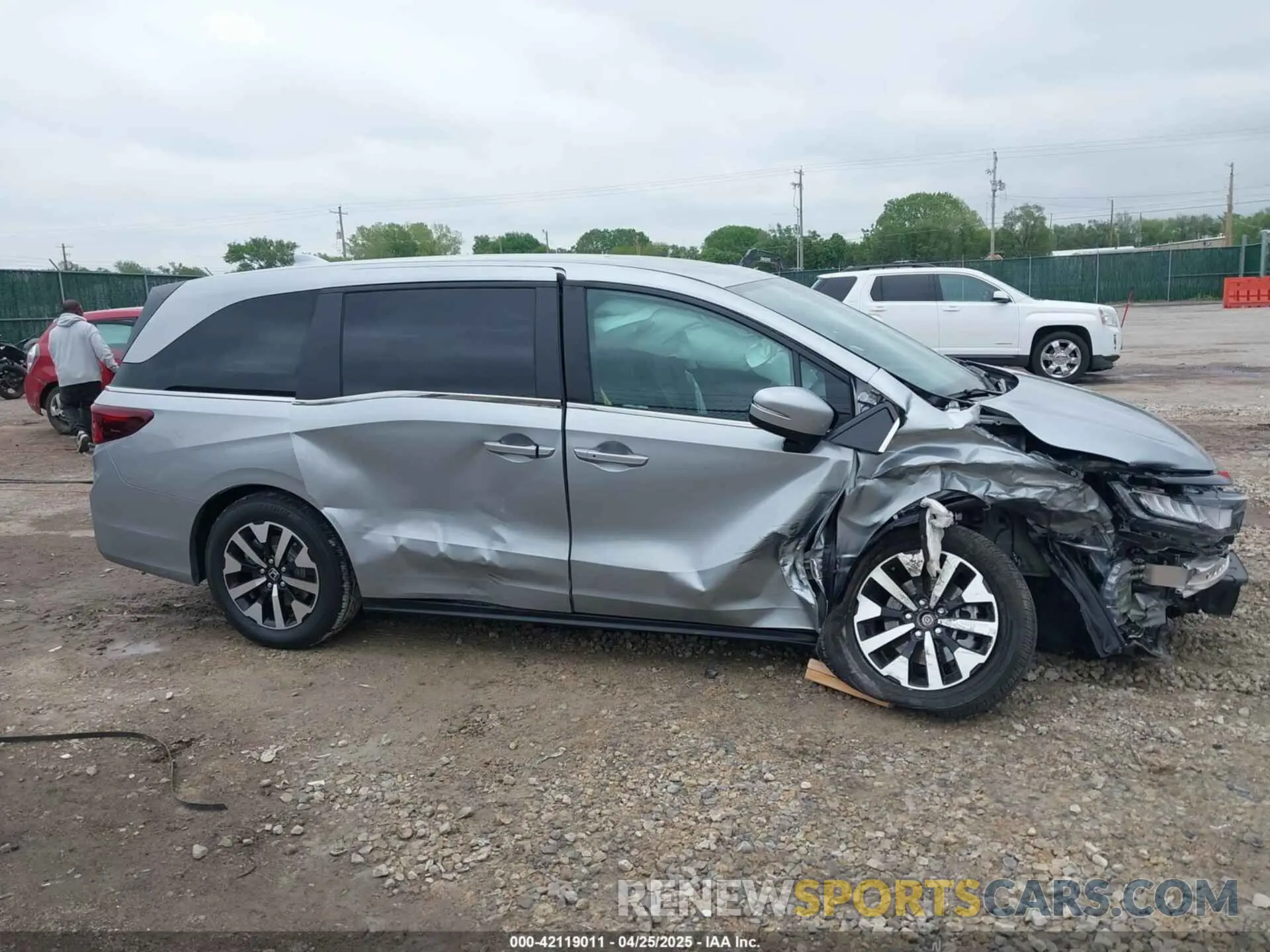 13 Photograph of a damaged car 5FNRL6H69SB046103 HONDA ODYSSEY 2025