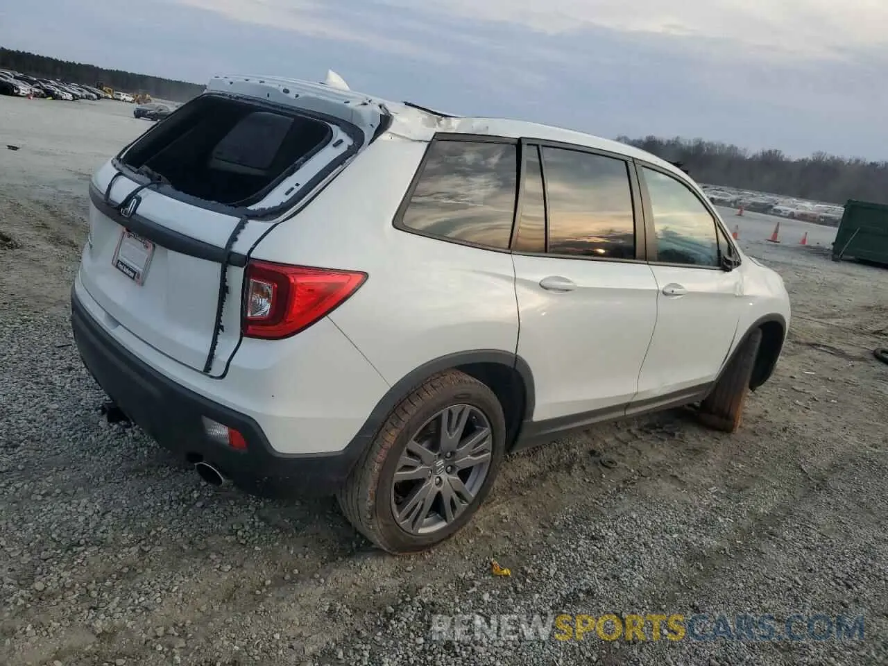 3 Photograph of a damaged car 5FNYF7H52KB009328 HONDA PASSPORT 2019