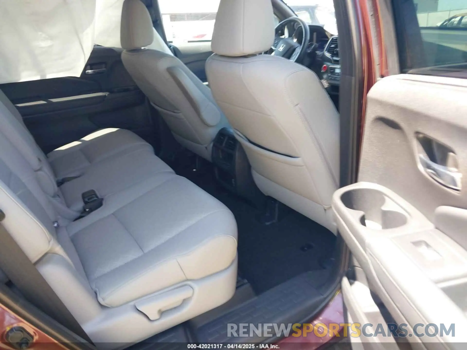 8 Photograph of a damaged car 5FNYF7H59KB009956 HONDA PASSPORT 2019