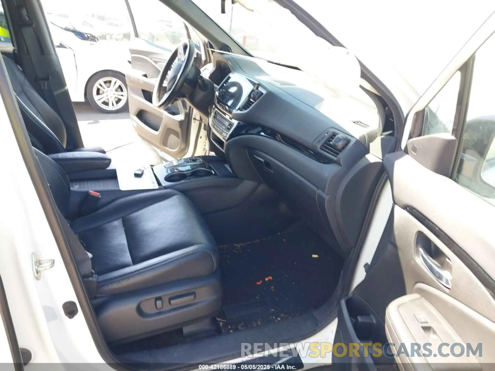 5 Photograph of a damaged car 5FNYF8H00KB006986 HONDA PASSPORT 2019