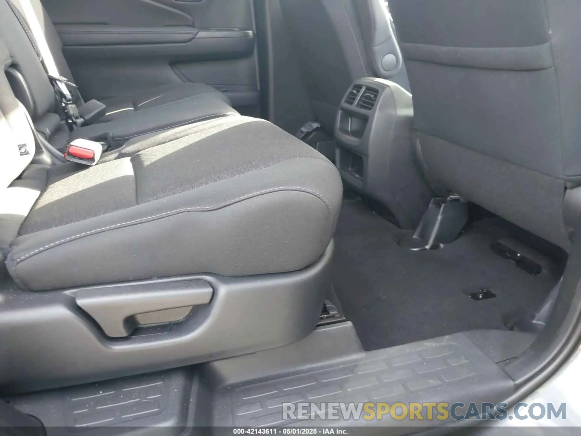 8 Photograph of a damaged car 5FNYF8H22KB024522 HONDA PASSPORT 2019