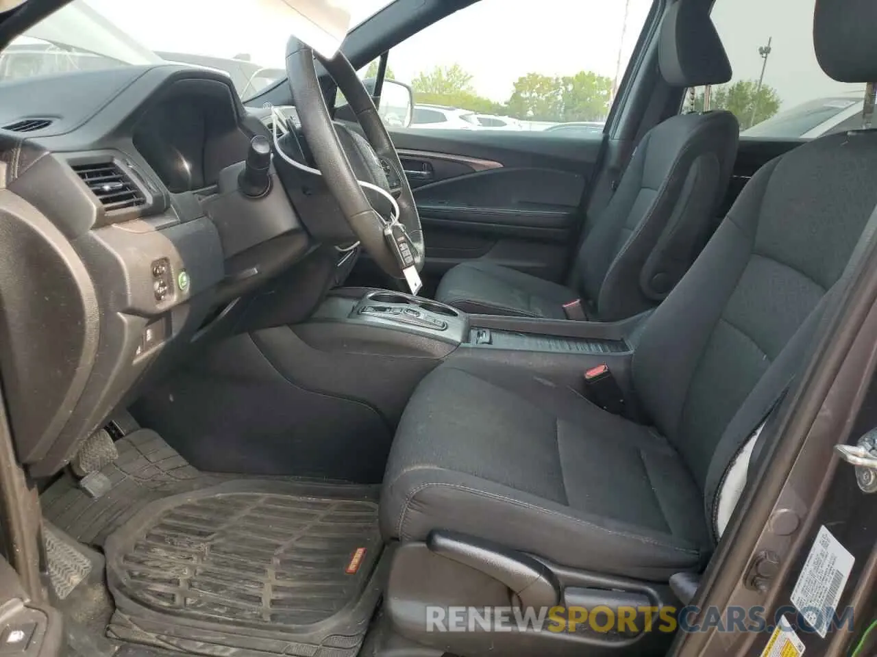 7 Photograph of a damaged car 5FNYF8H29LB014989 HONDA PASSPORT 2020