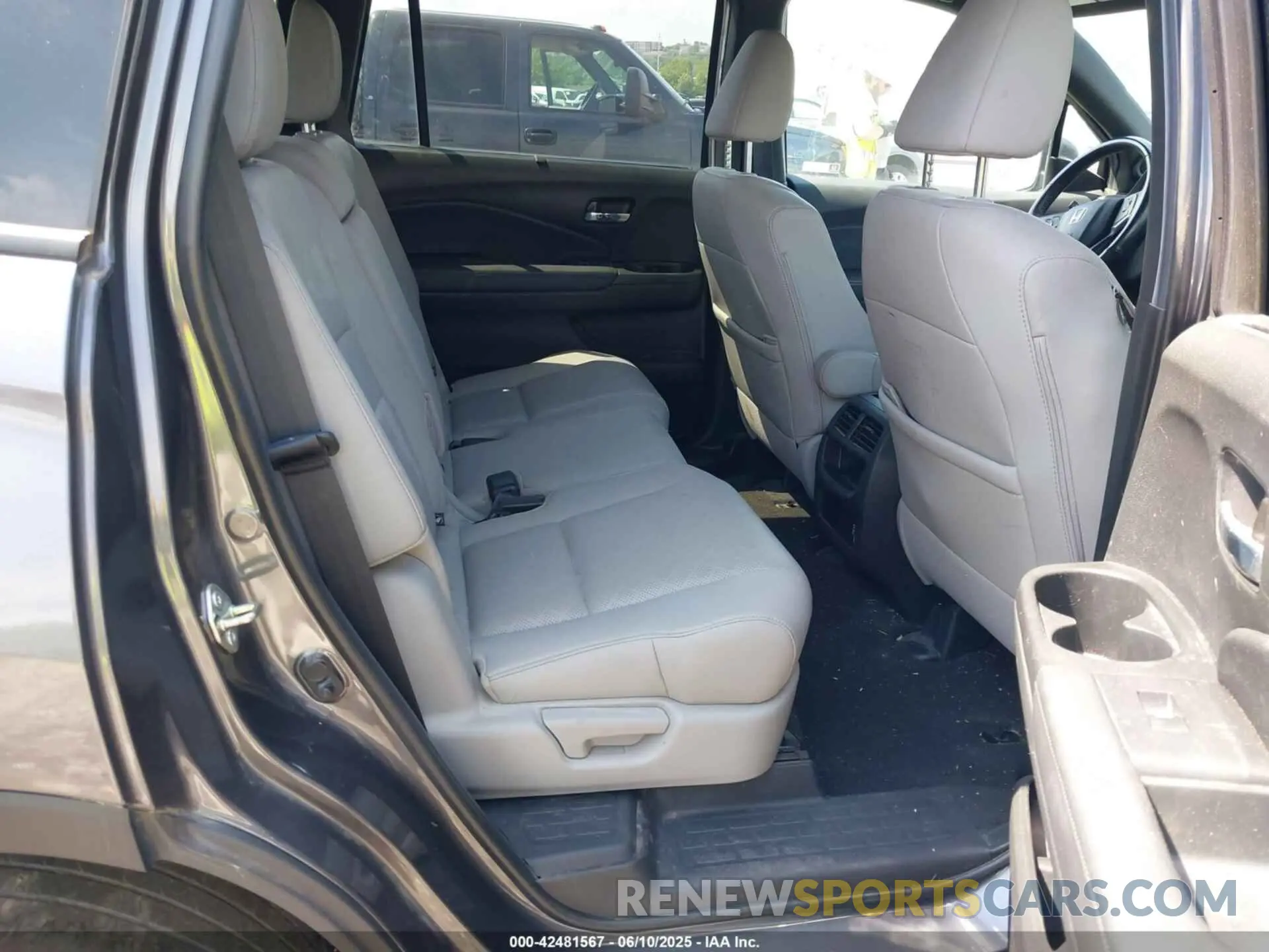8 Photograph of a damaged car 5FNYF8H52LB008381 HONDA PASSPORT 2020