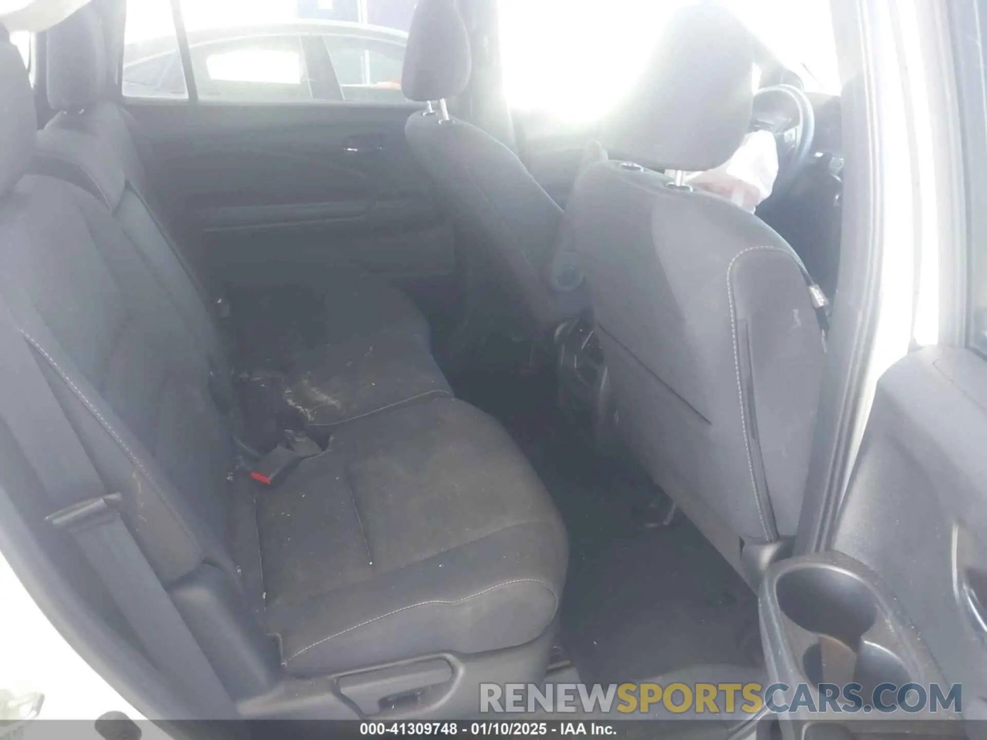8 Photograph of a damaged car 5FNYF8H29MB001094 HONDA PASSPORT 2021