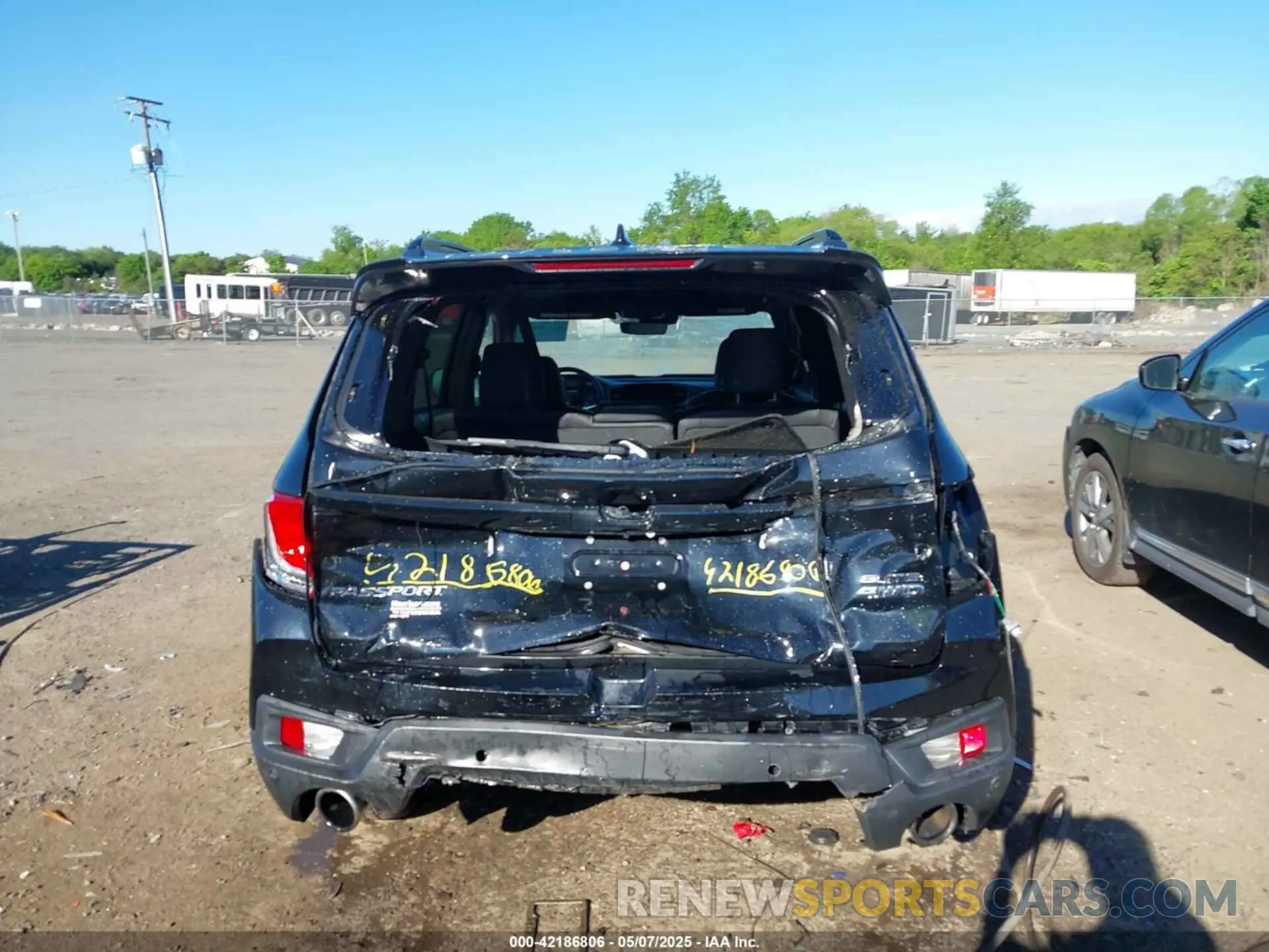 16 Photograph of a damaged car 5FNYF8H01NB003681 HONDA PASSPORT 2022