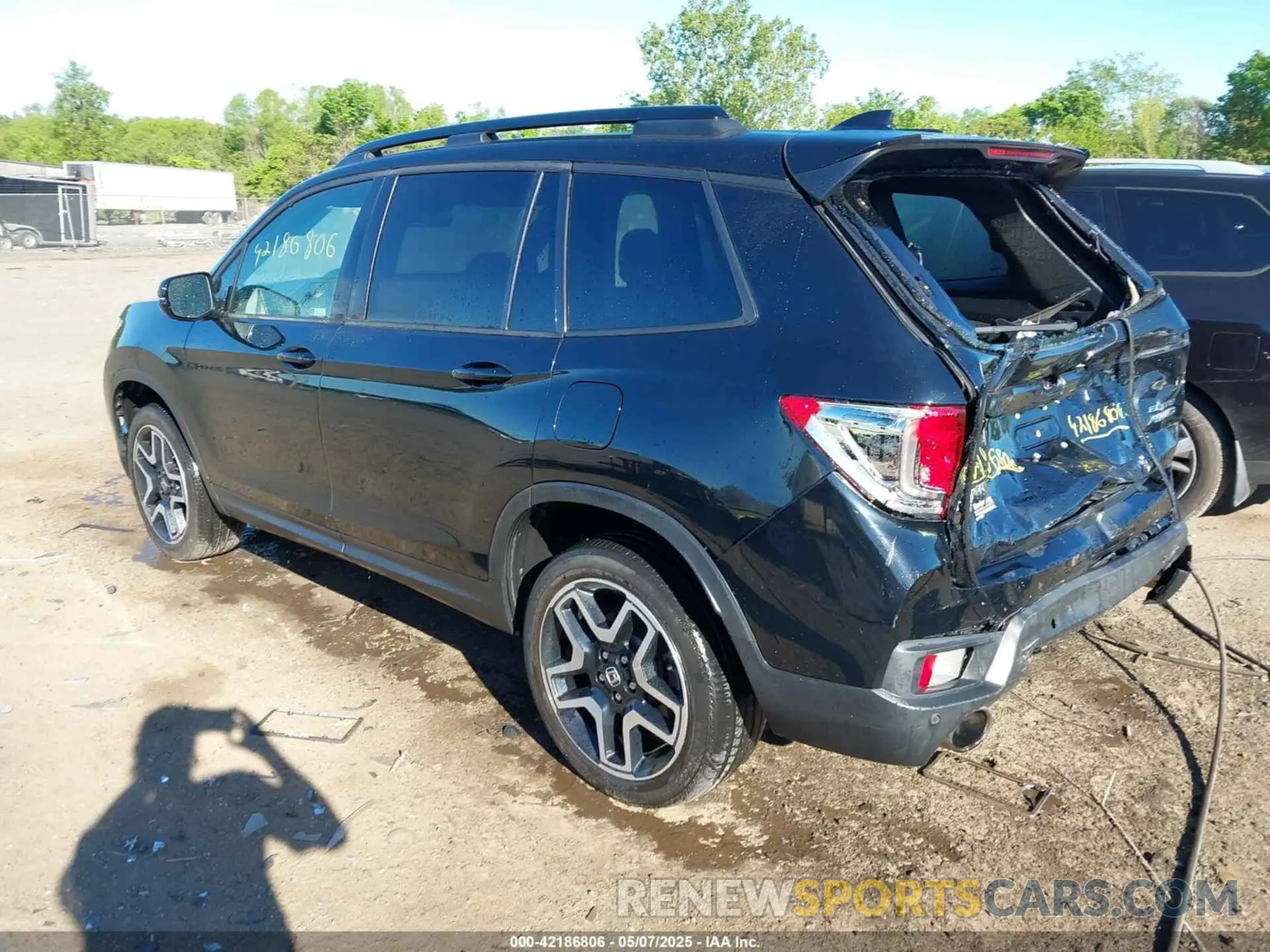 3 Photograph of a damaged car 5FNYF8H01NB003681 HONDA PASSPORT 2022