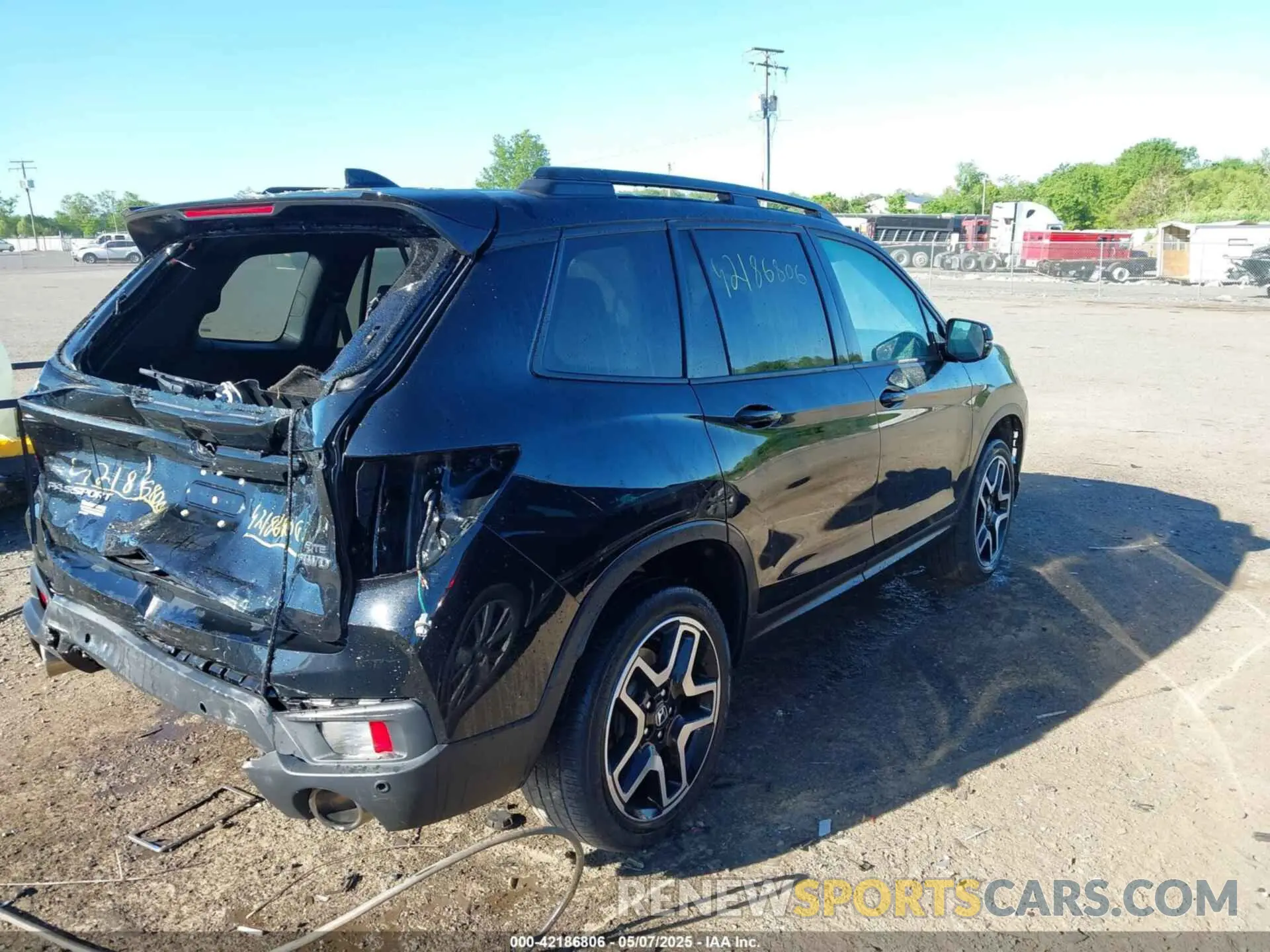 4 Photograph of a damaged car 5FNYF8H01NB003681 HONDA PASSPORT 2022