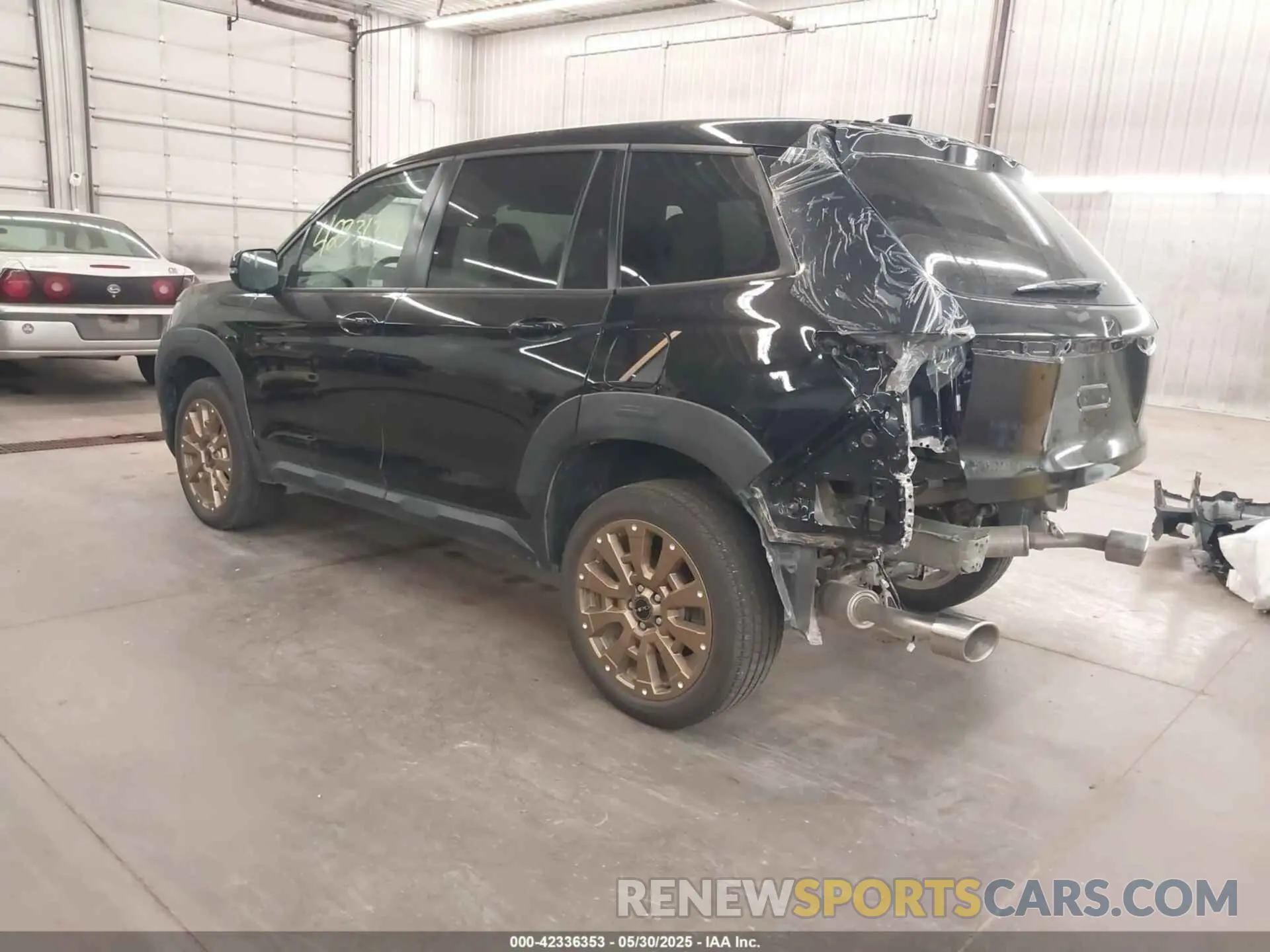 3 Photograph of a damaged car 5FNYF8H52NB019660 HONDA PASSPORT 2022